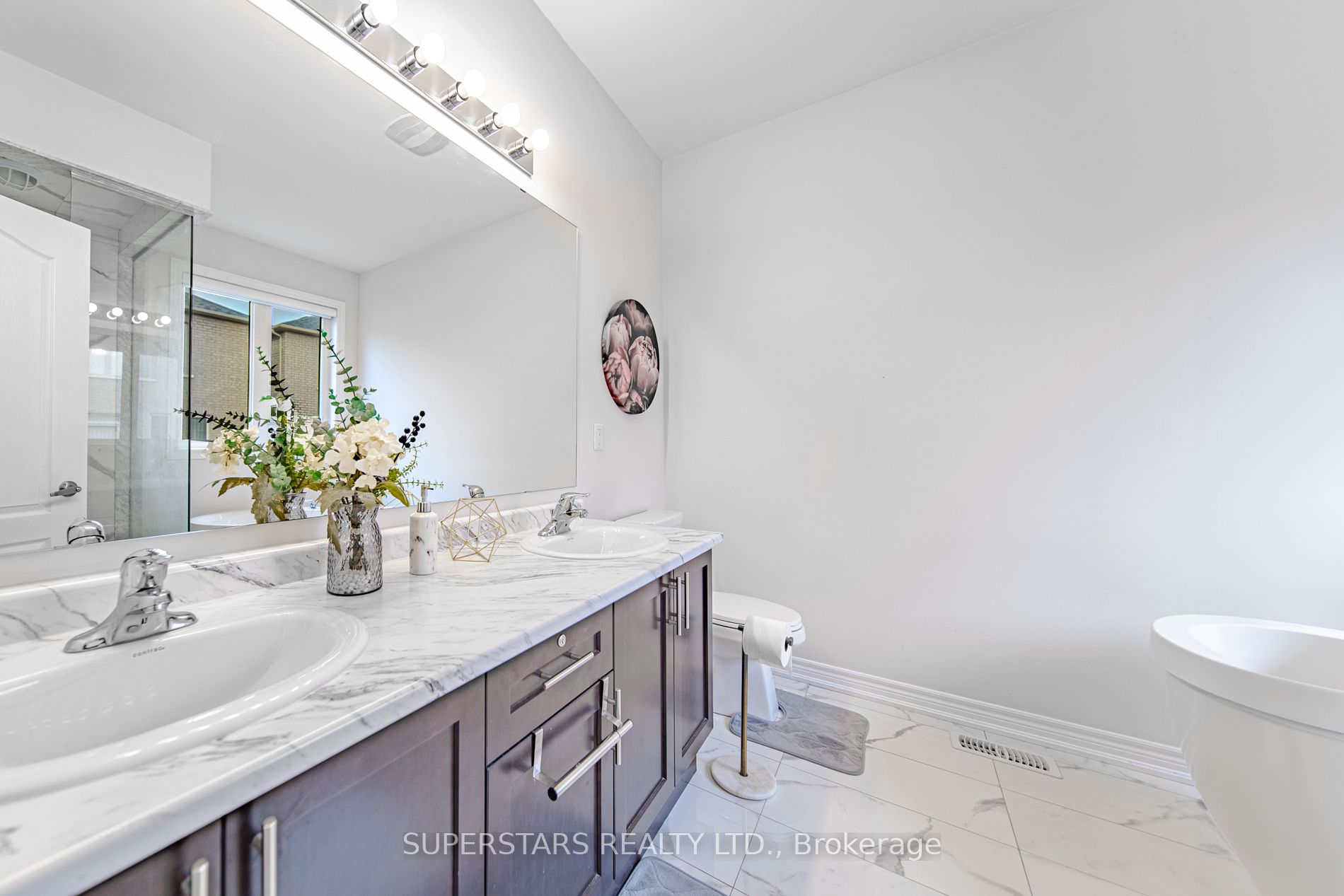64 Falconridge Terr
