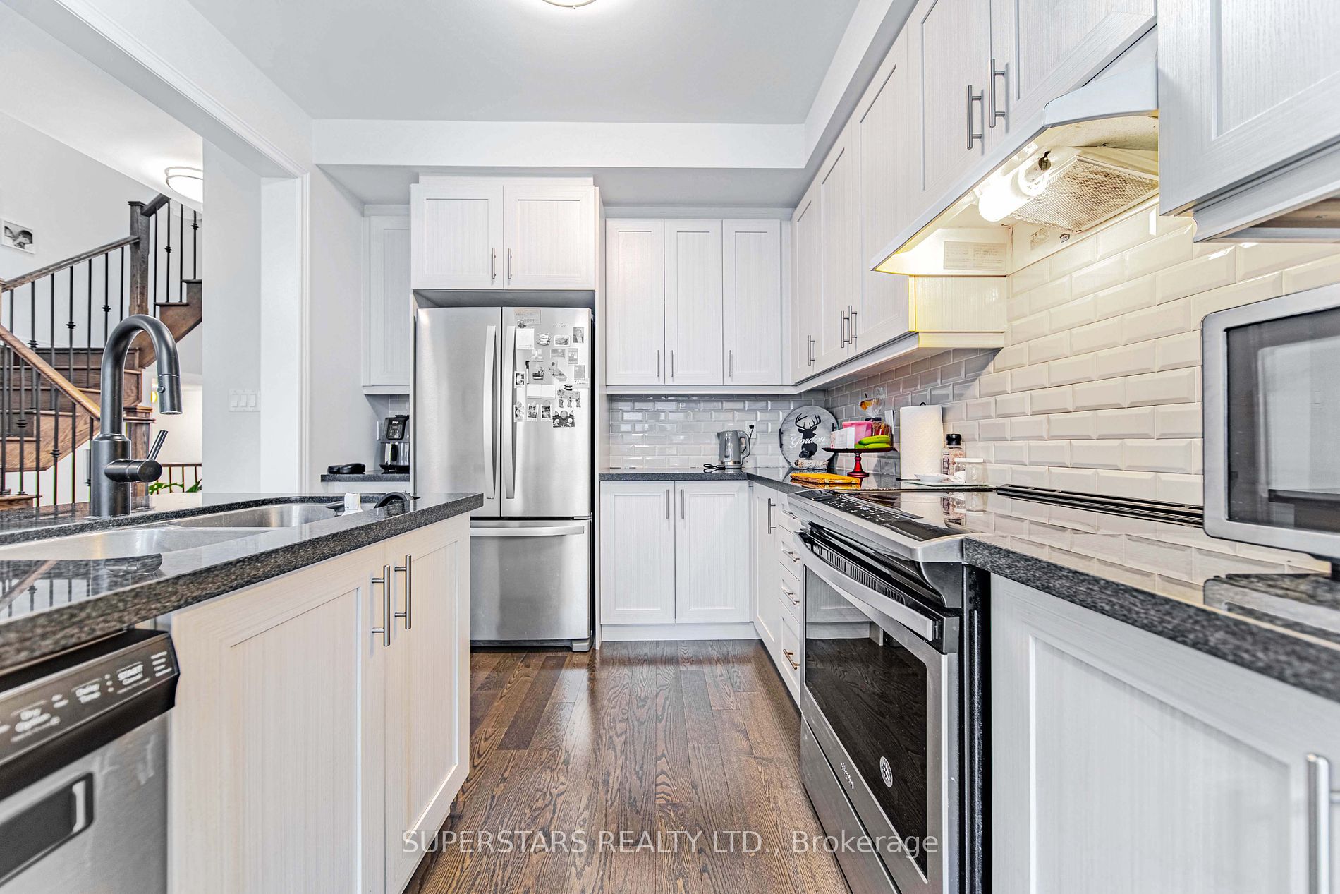 64 Falconridge Terr