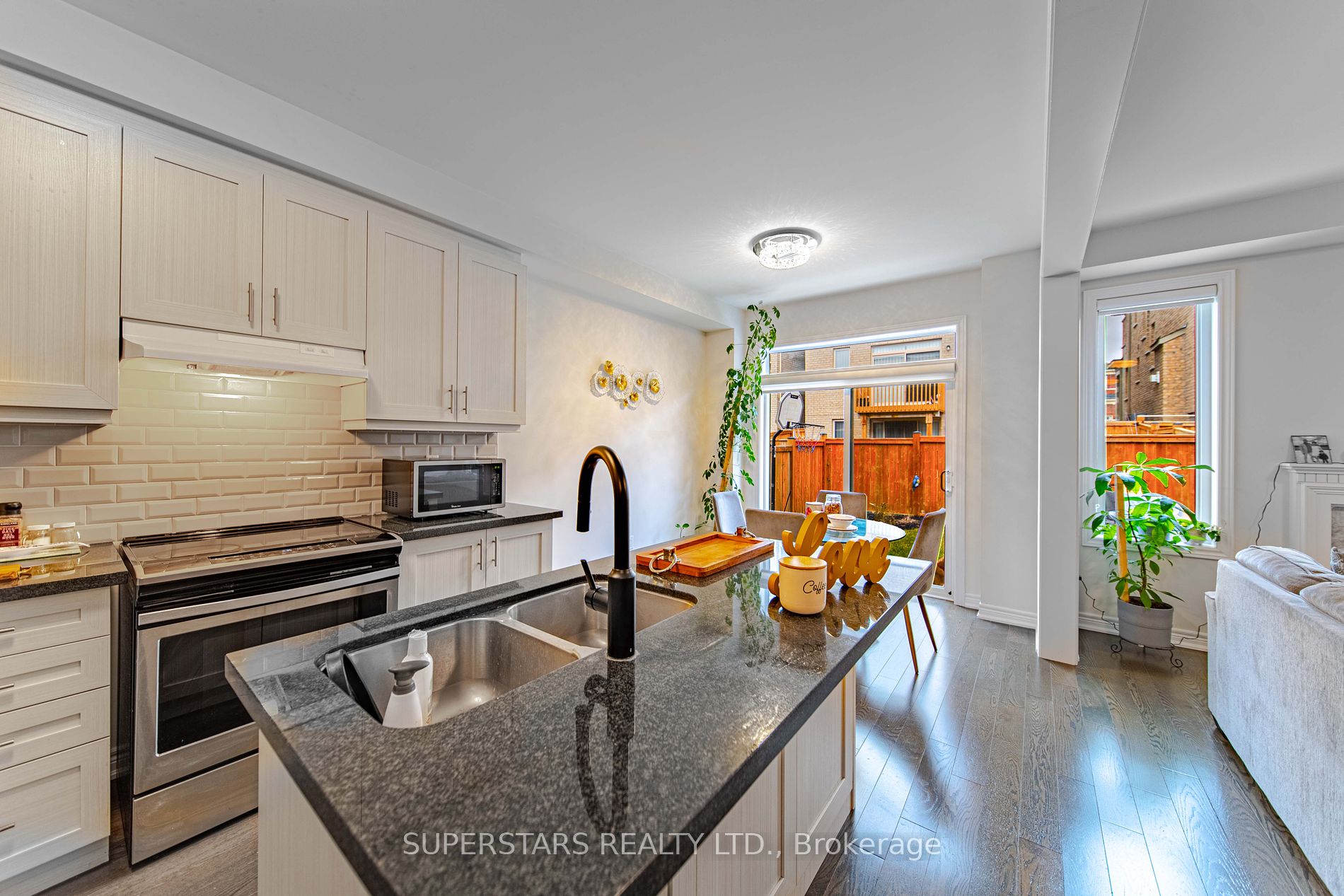 64 Falconridge Terr