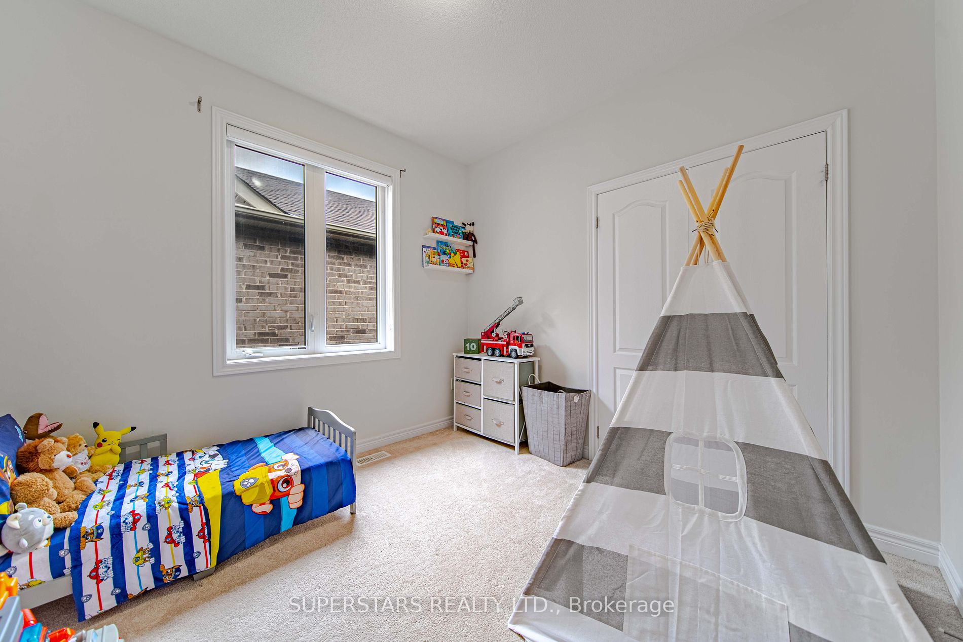 64 Falconridge Terr