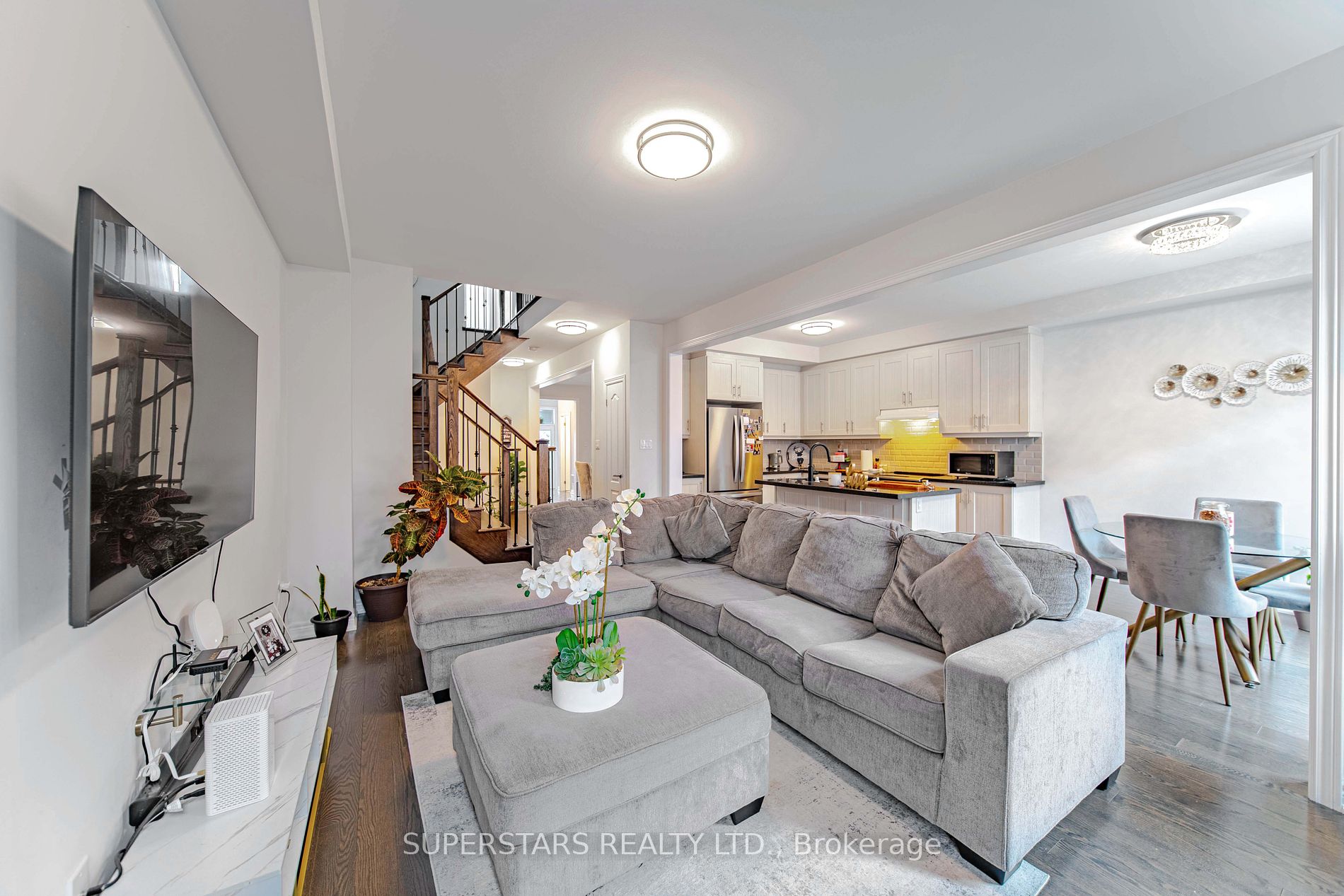 64 Falconridge Terr