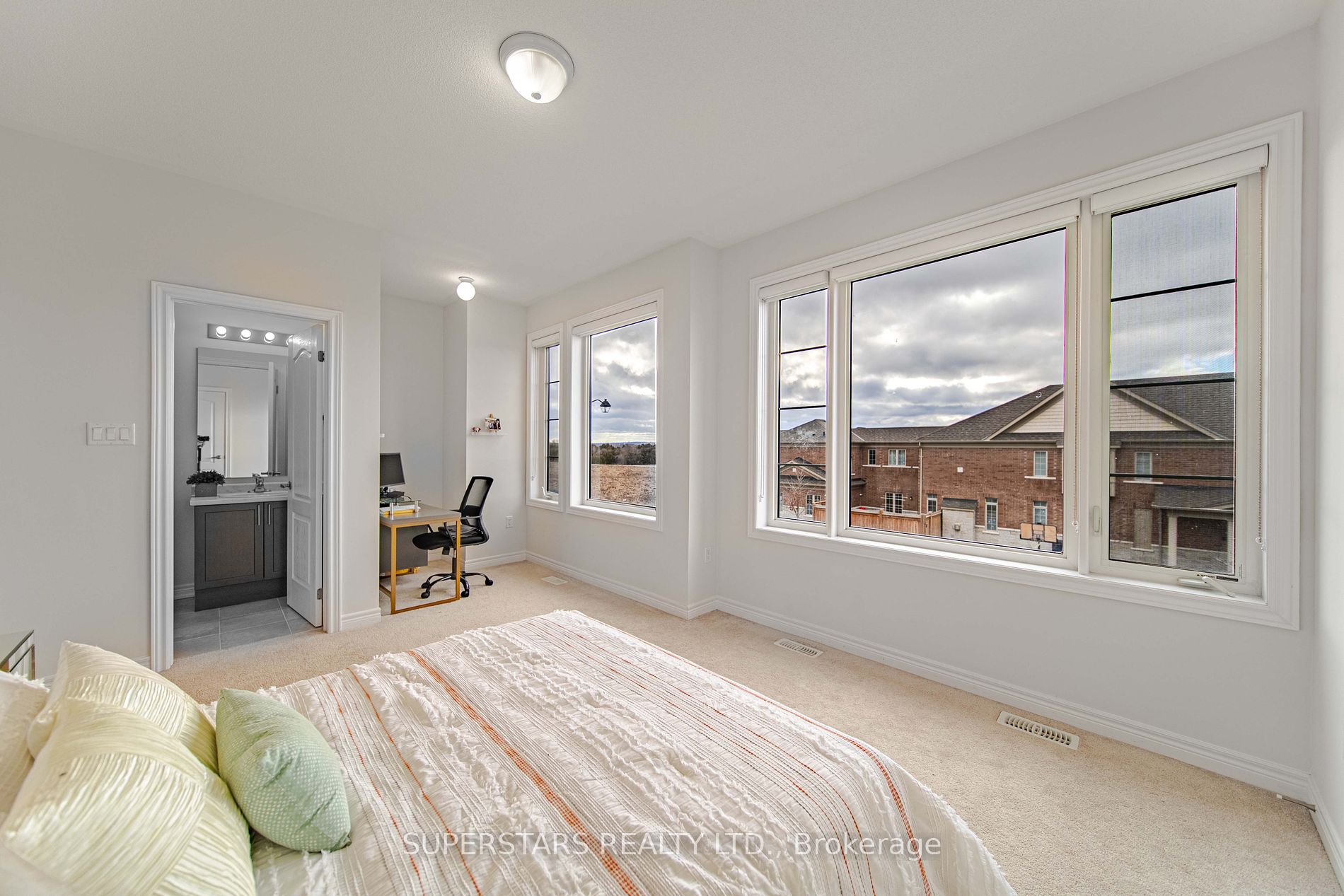 64 Falconridge Terr