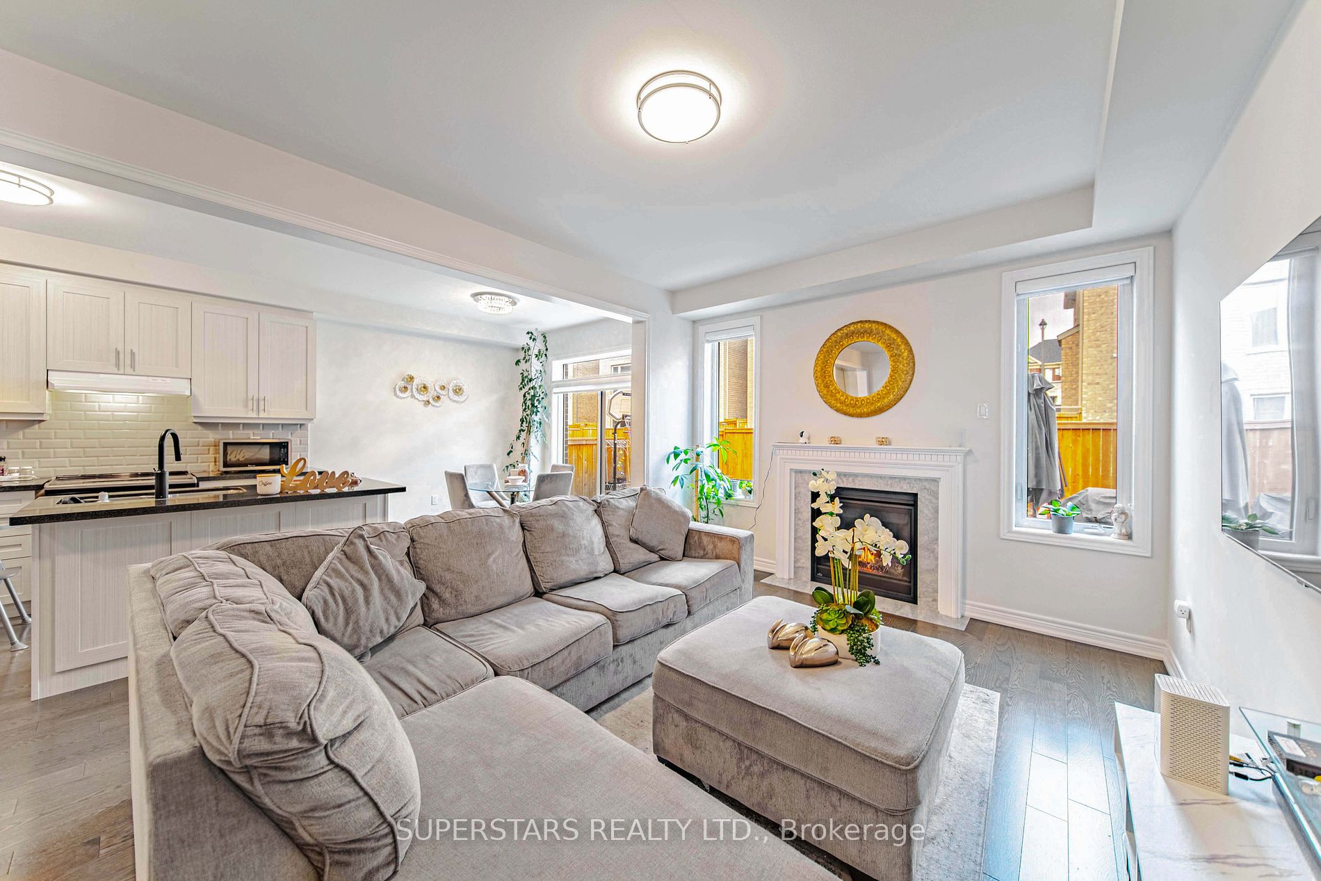 64 Falconridge Terr