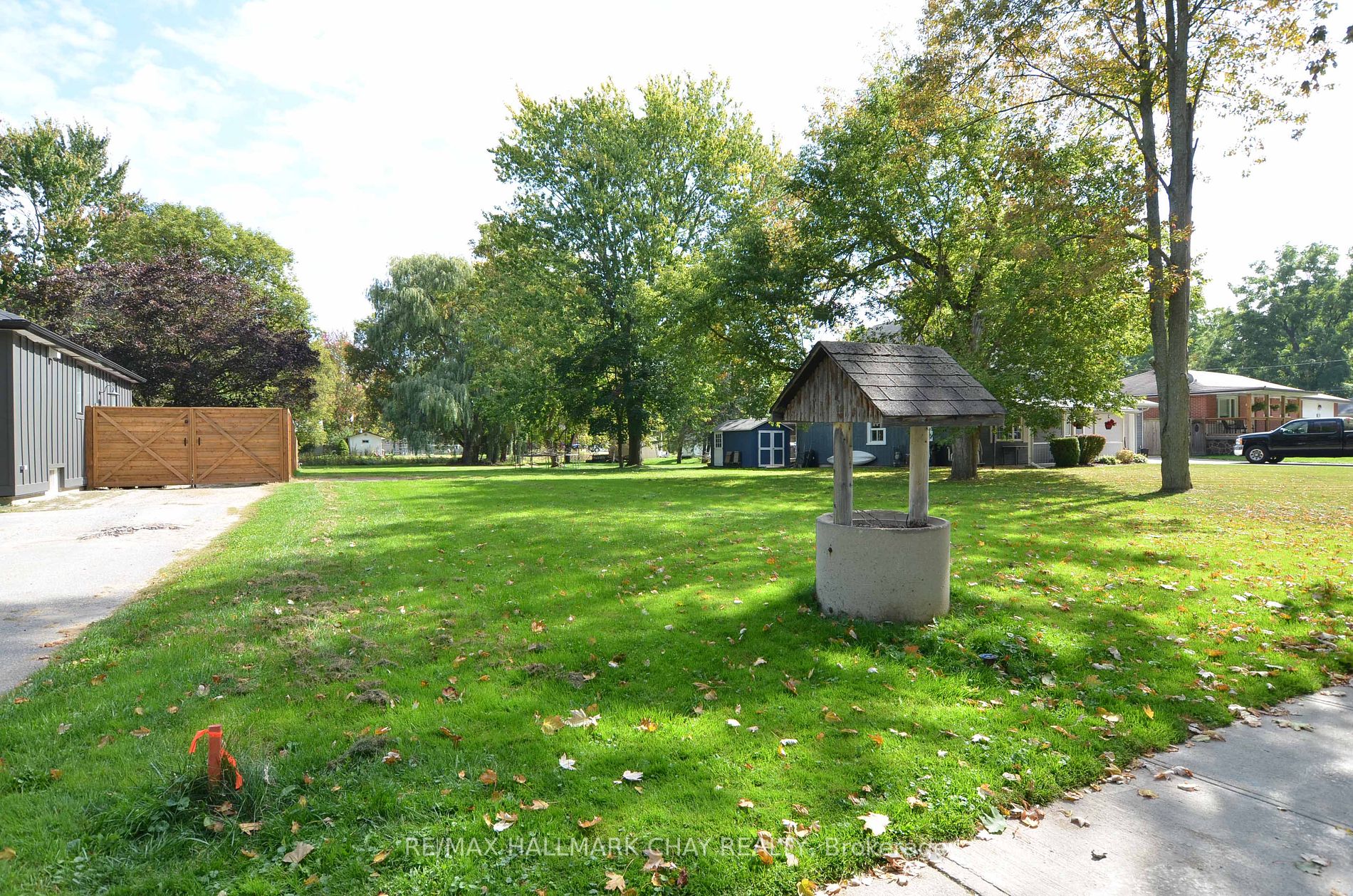 Lot 104 Centre St N