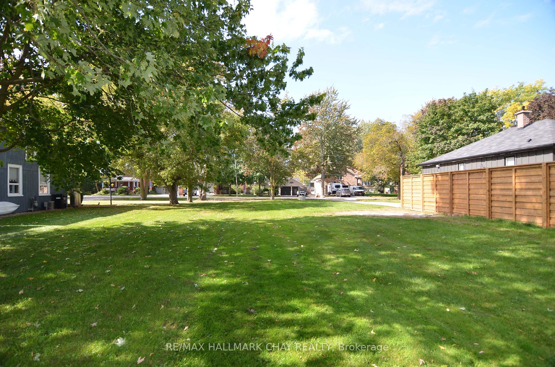 Lot 104 Centre St N