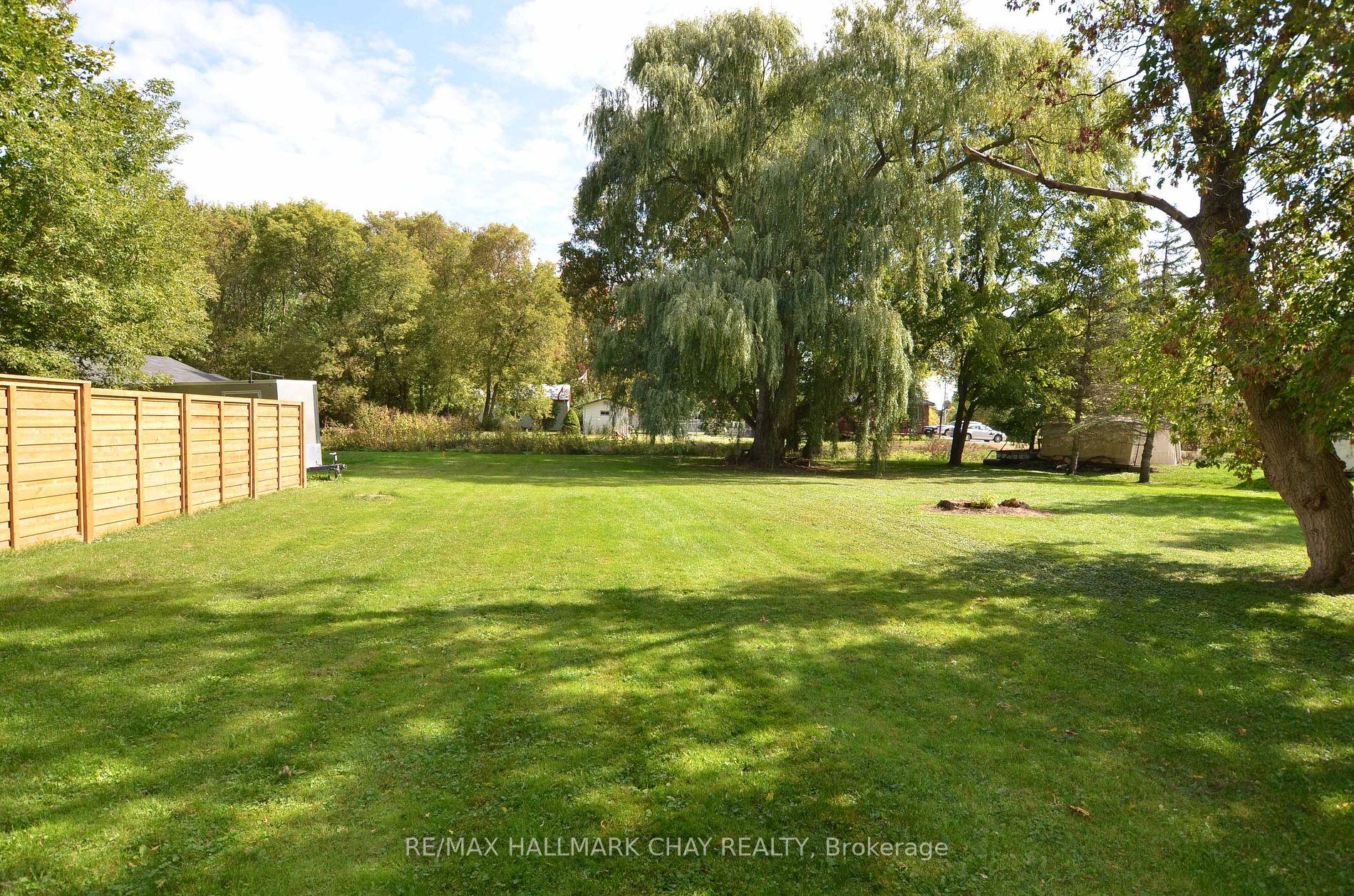 Lot 104 Centre St N