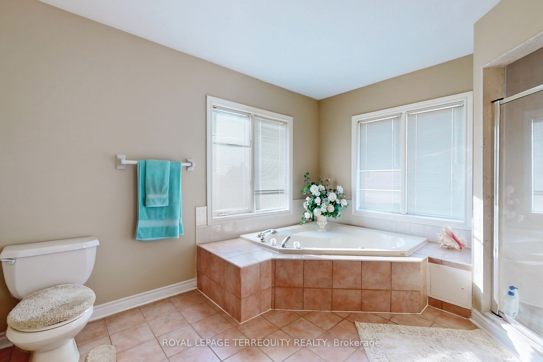 947 Northern Prospect Cres