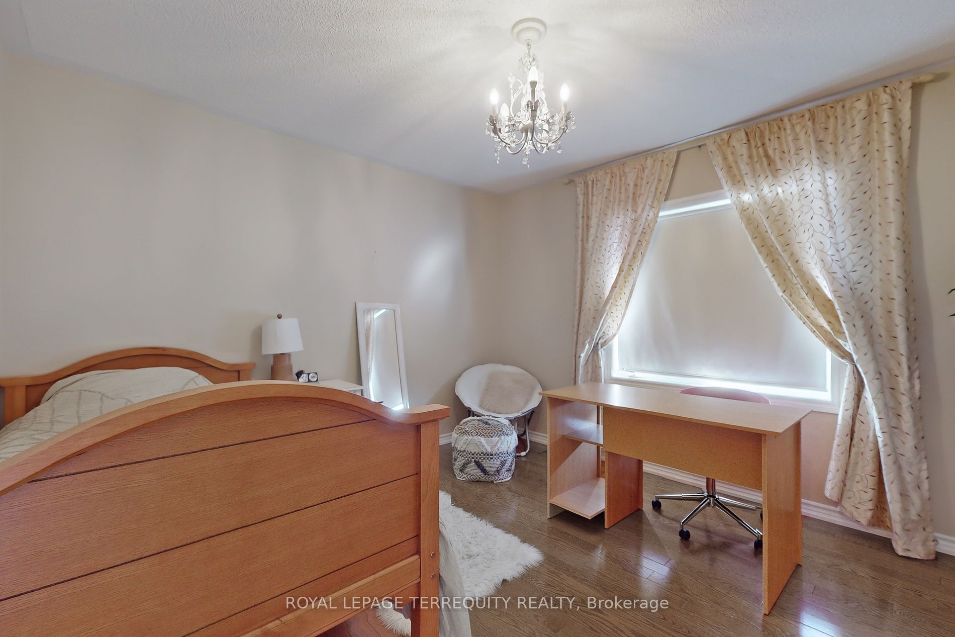 947 Northern Prospect Cres