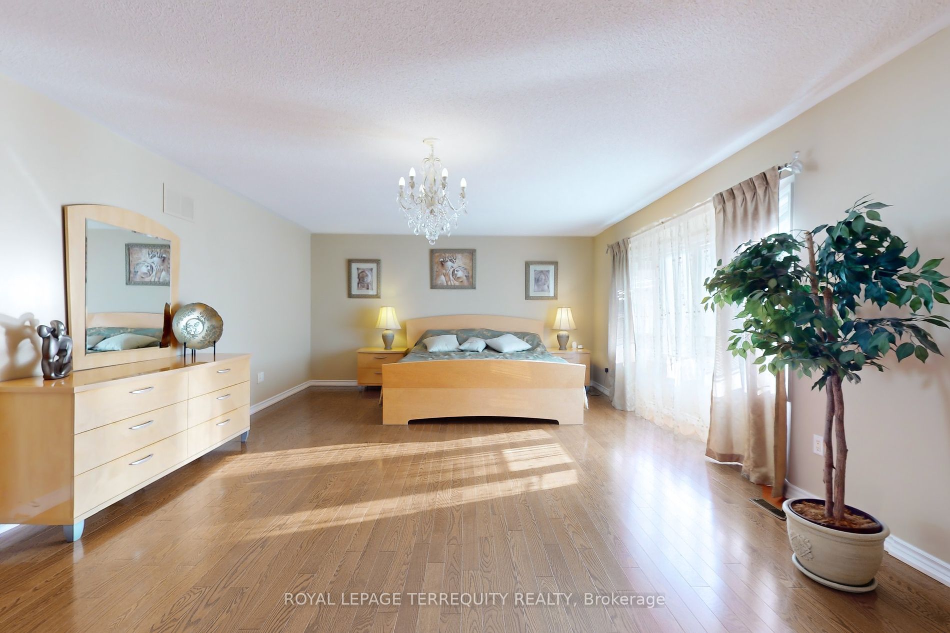 947 Northern Prospect Cres
