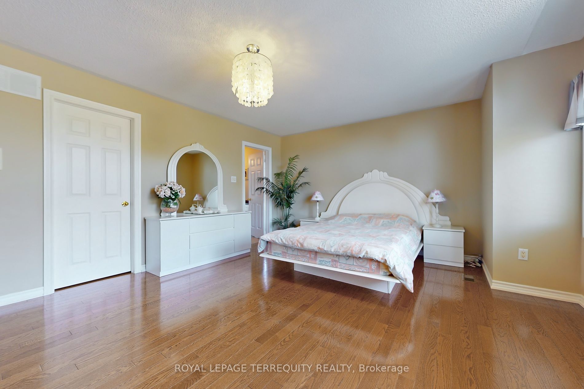 947 Northern Prospect Cres
