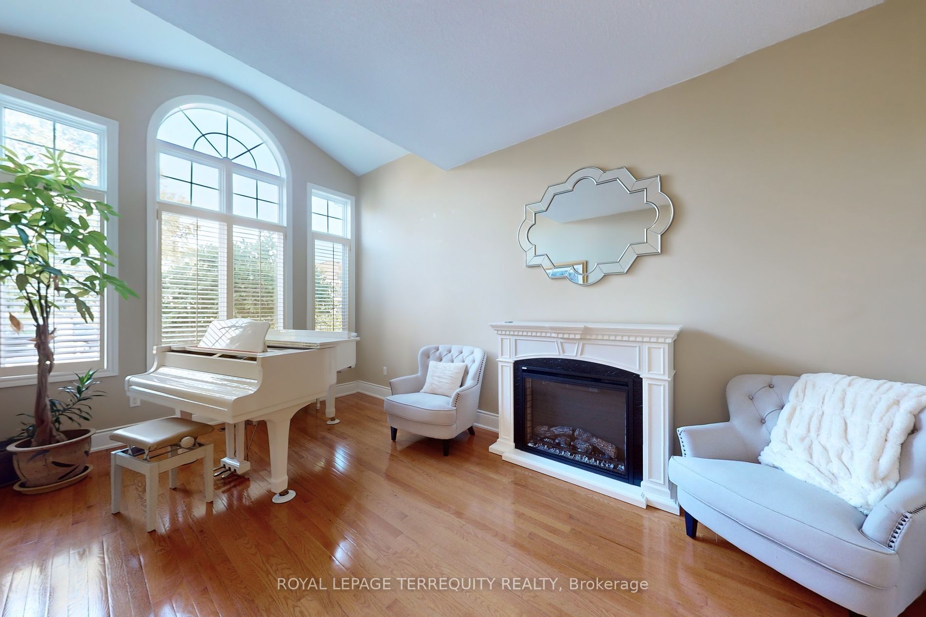 947 Northern Prospect Cres