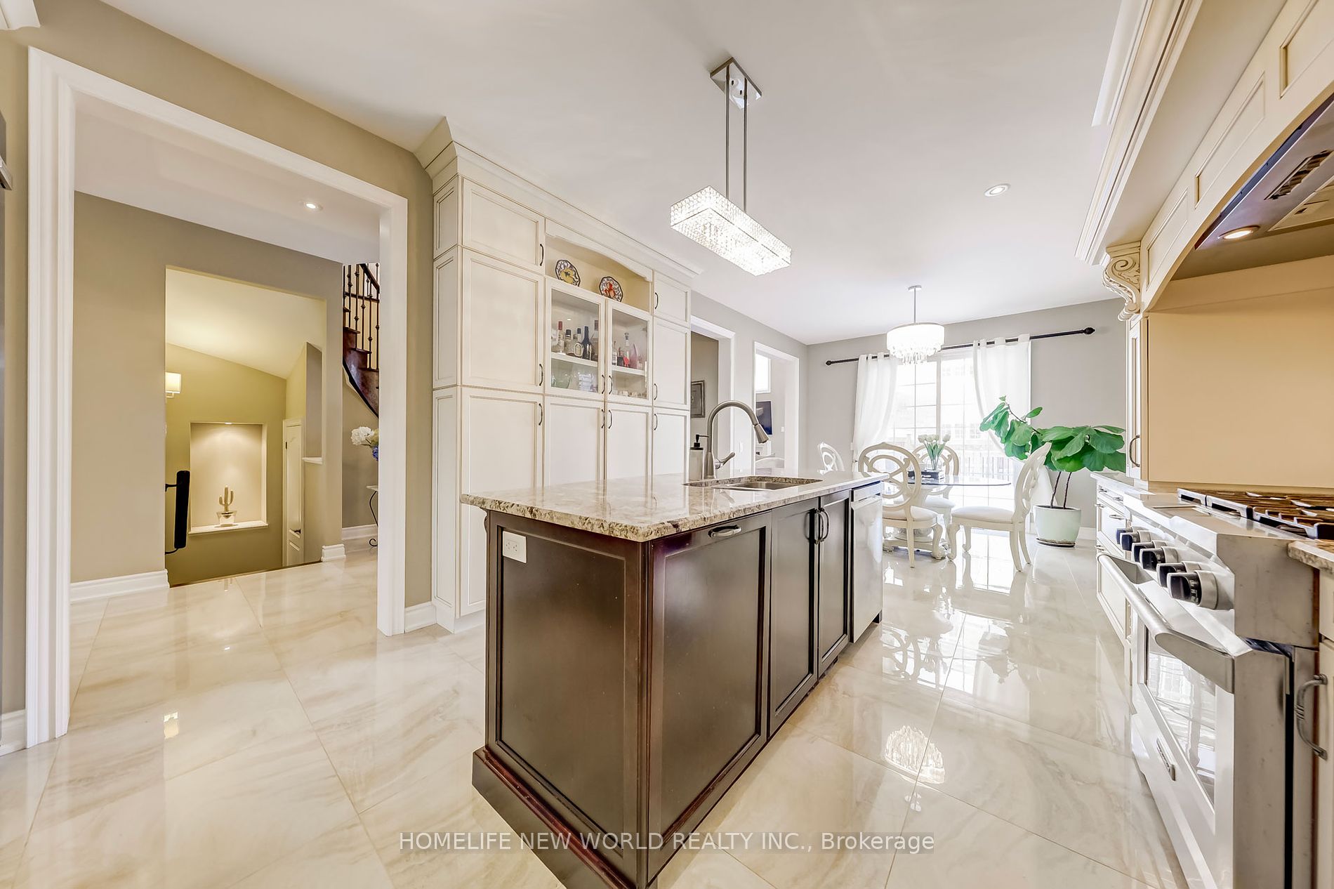 182 Heintzman Cres