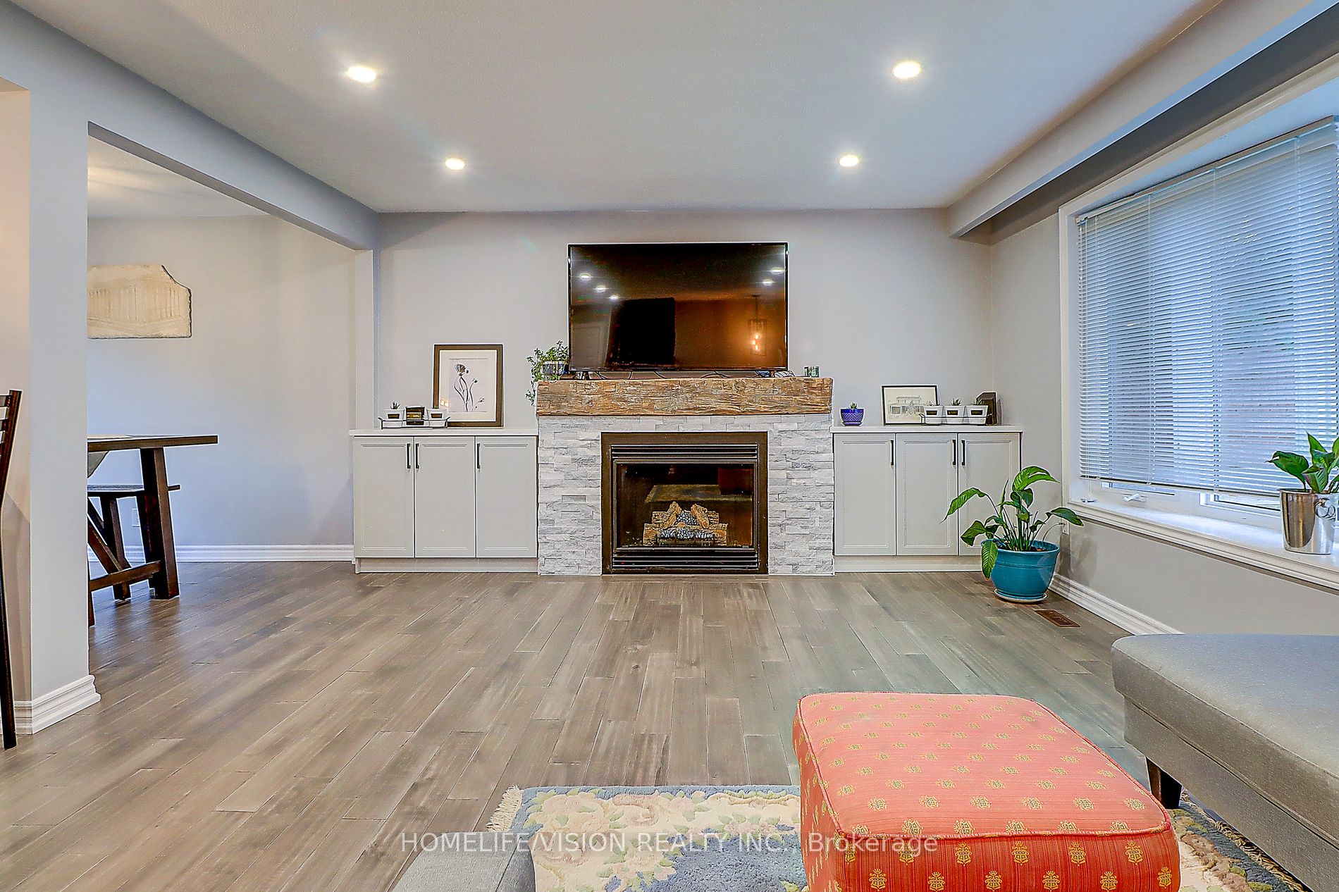 53 Young St