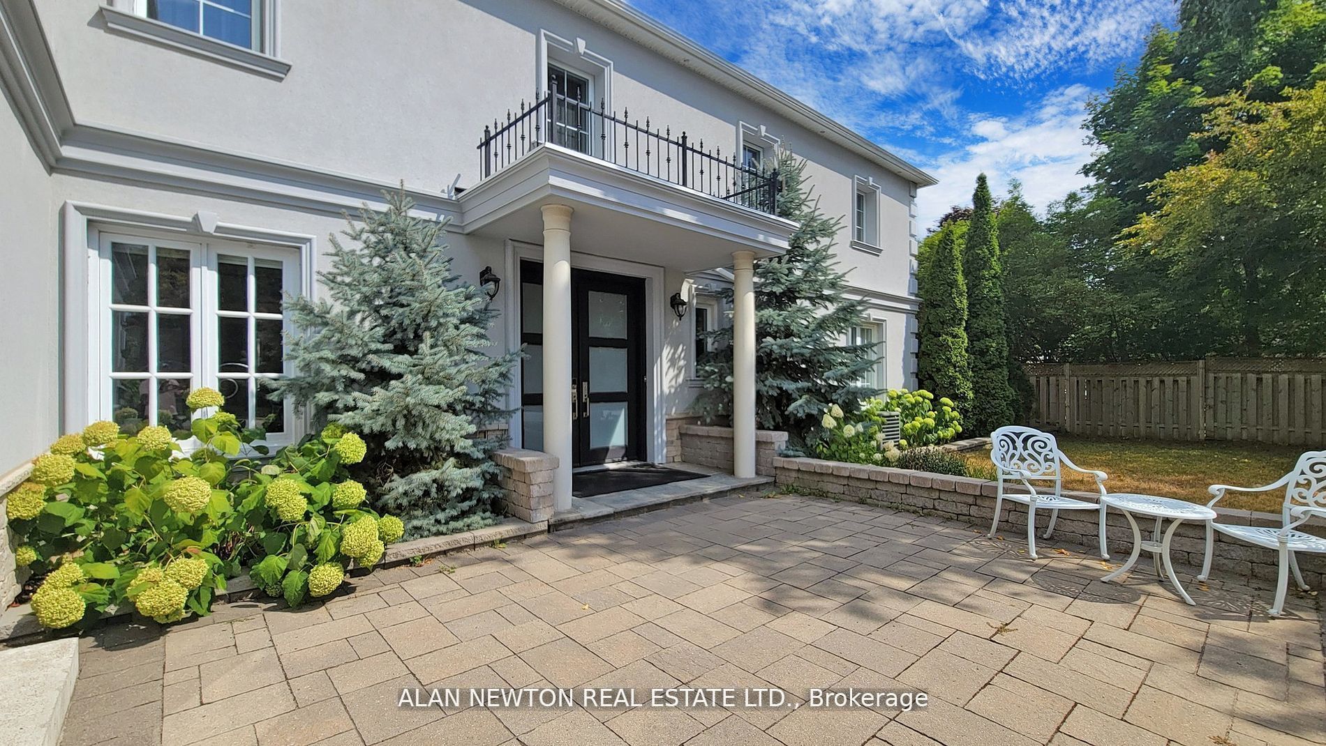 15 Laureleaf Rd
