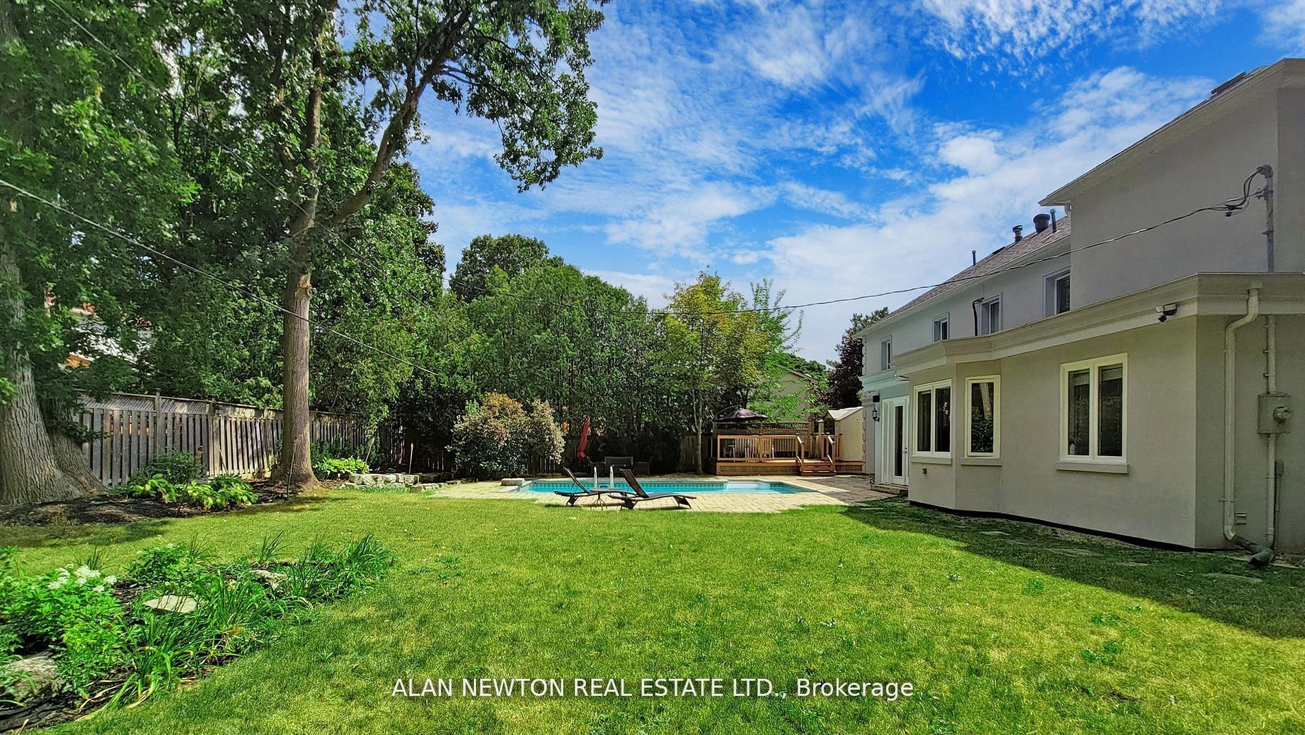 15 Laureleaf Rd