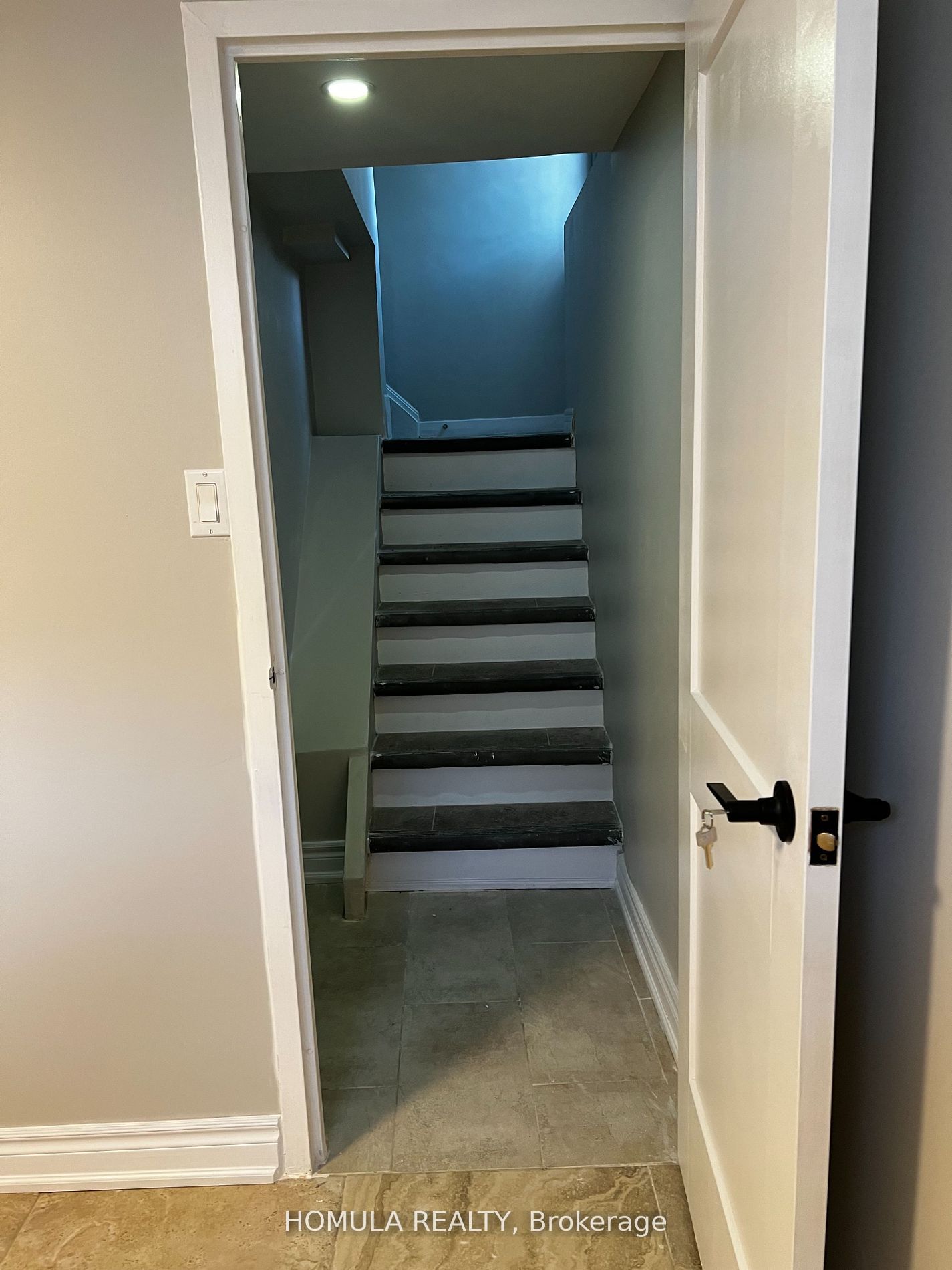 2 Hughes St