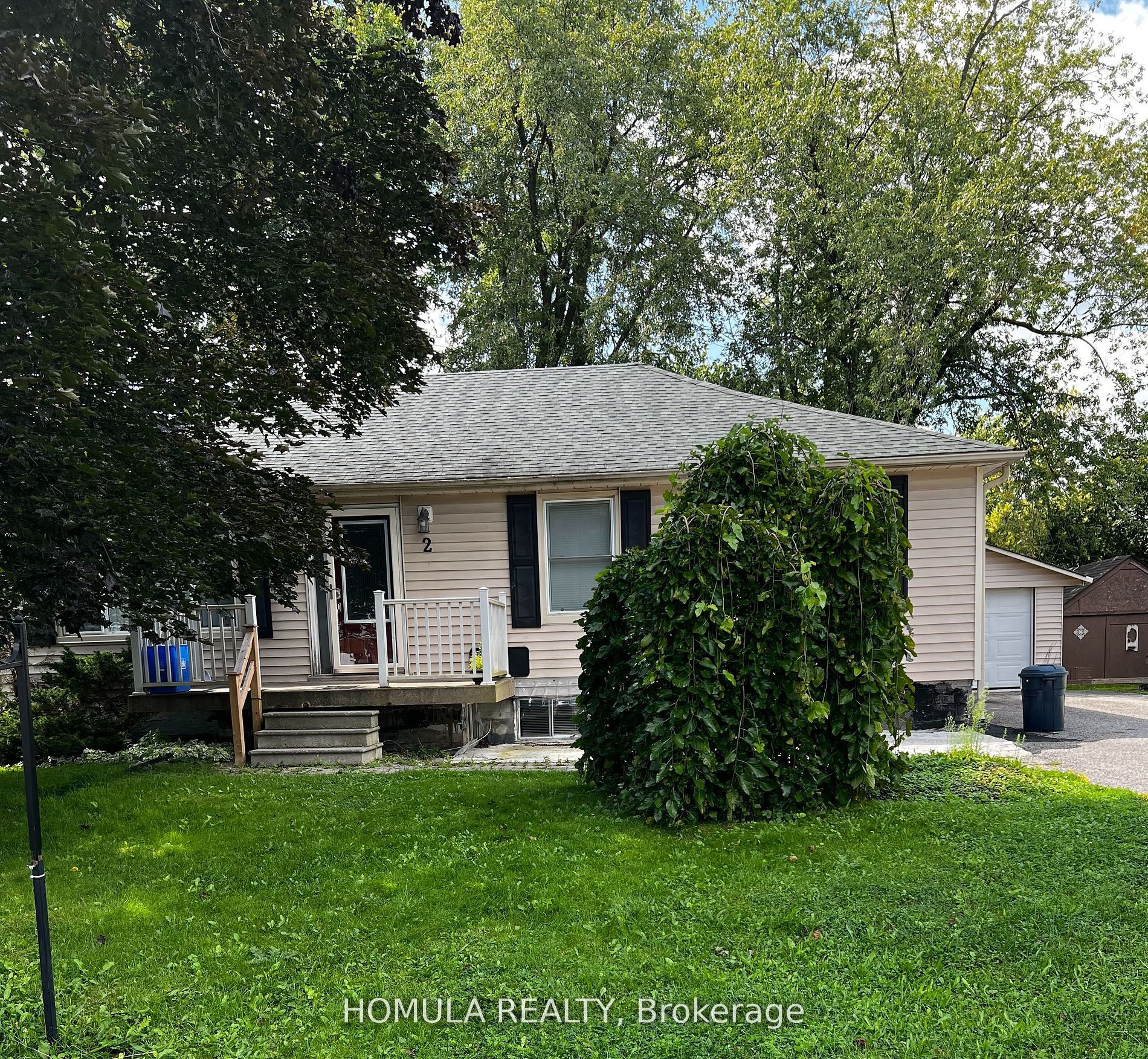 2 Hughes St
