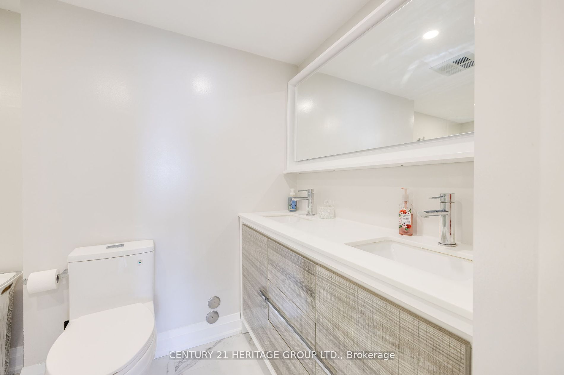 7 Townsgate Dr, #707