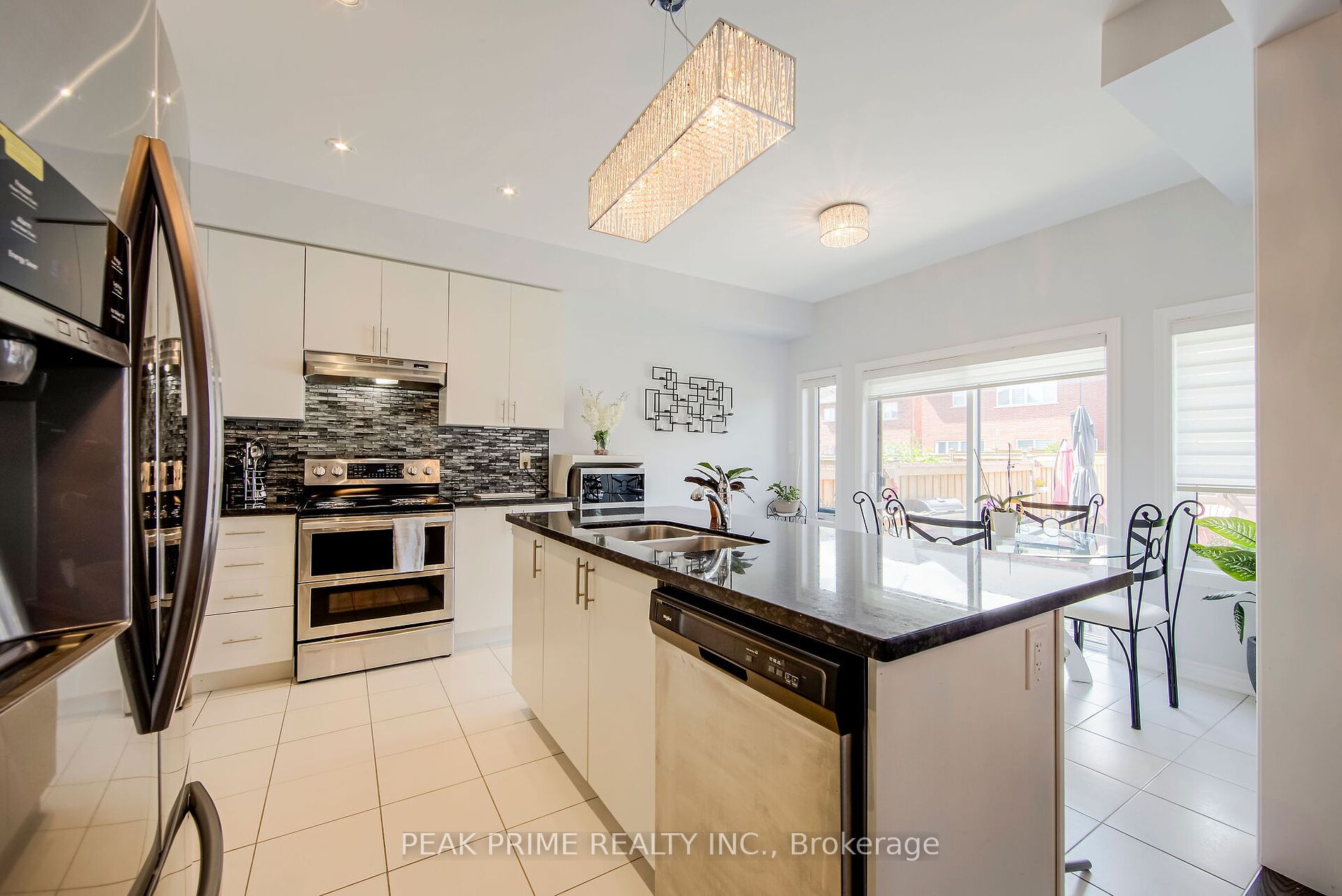 1534 Farrow Cres