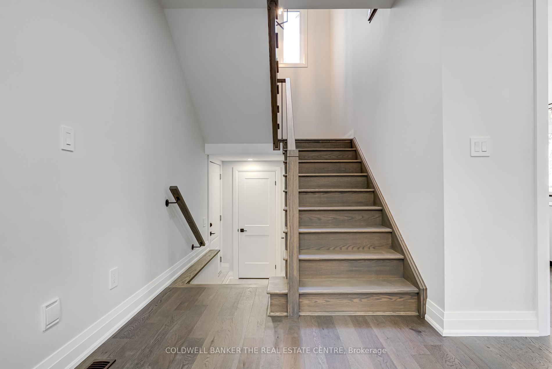 27 Wellington St