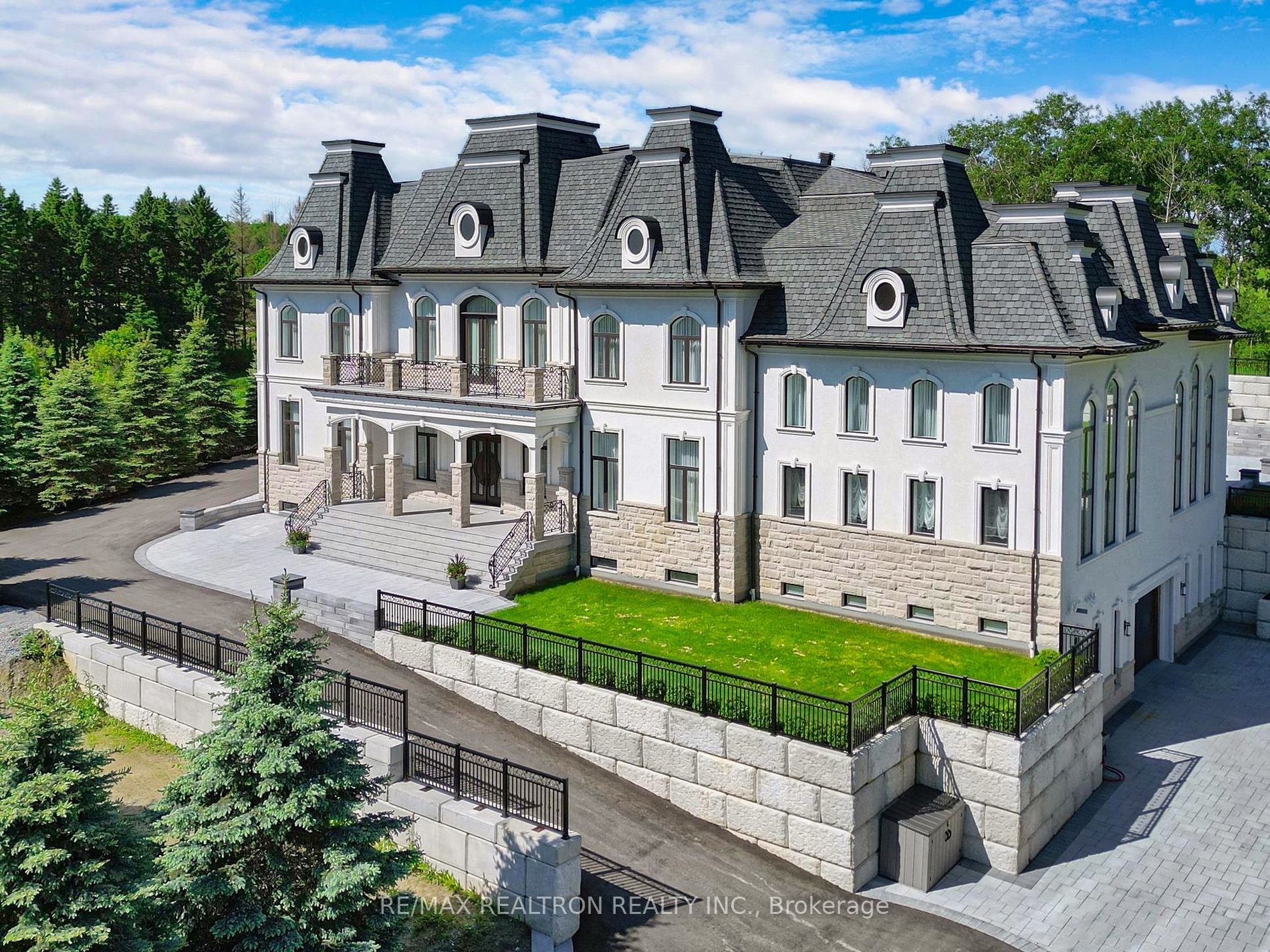 14358 Bathurst Street