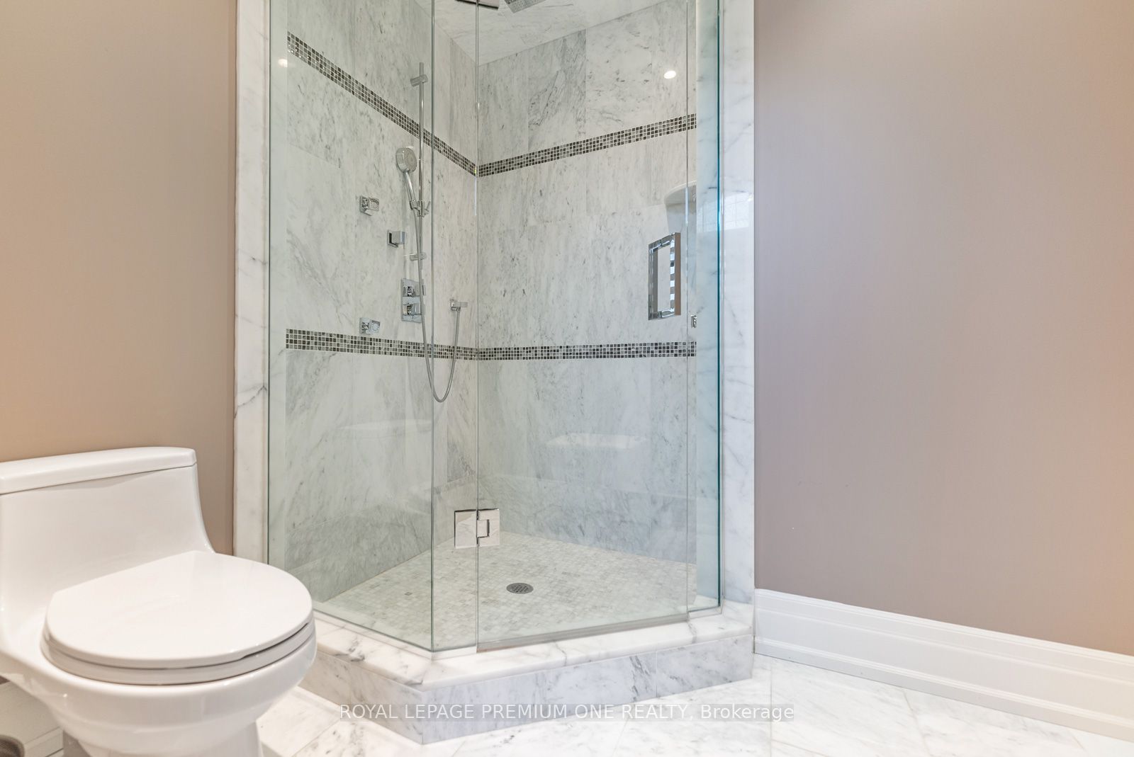 6 Weller Cres