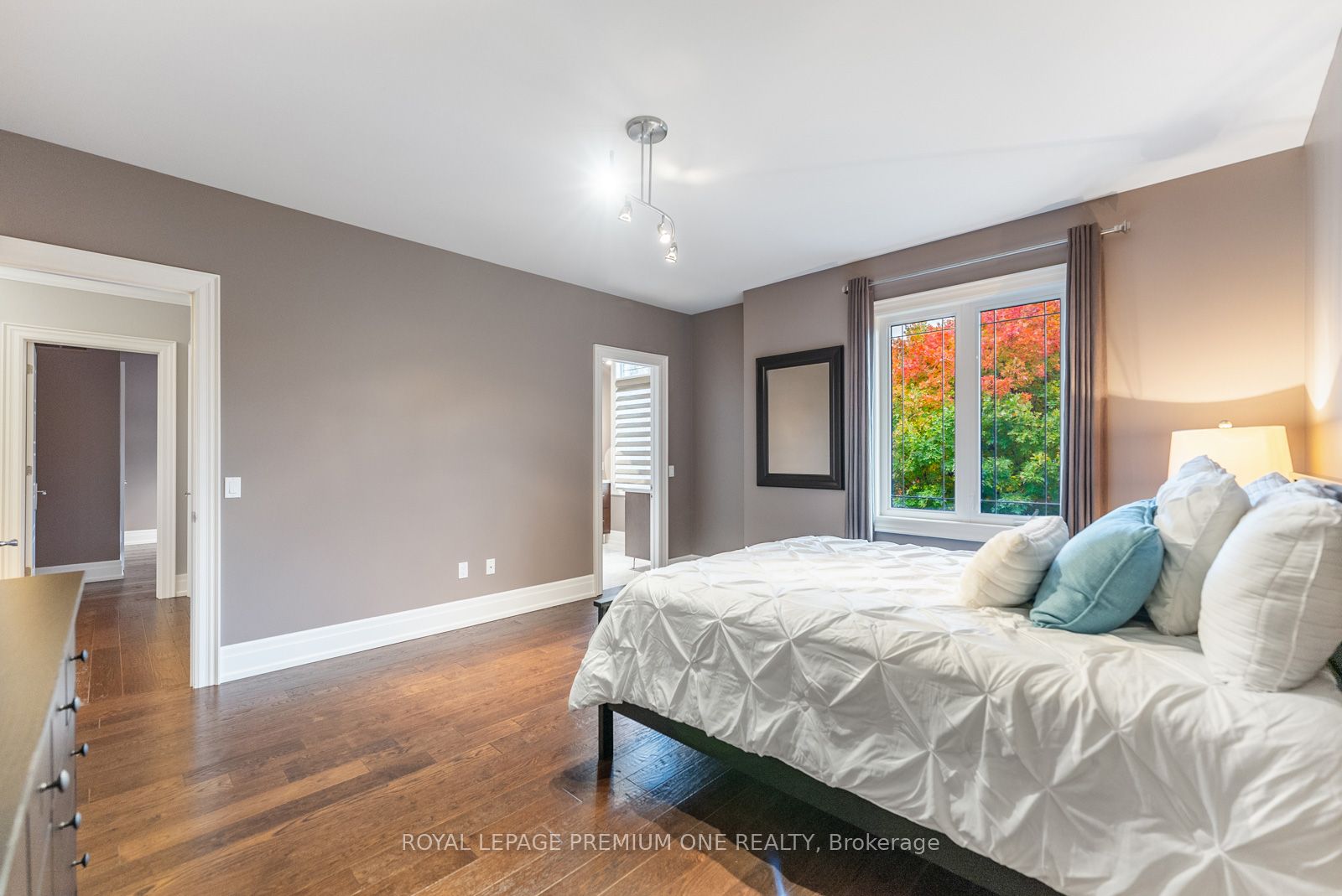 6 Weller Cres