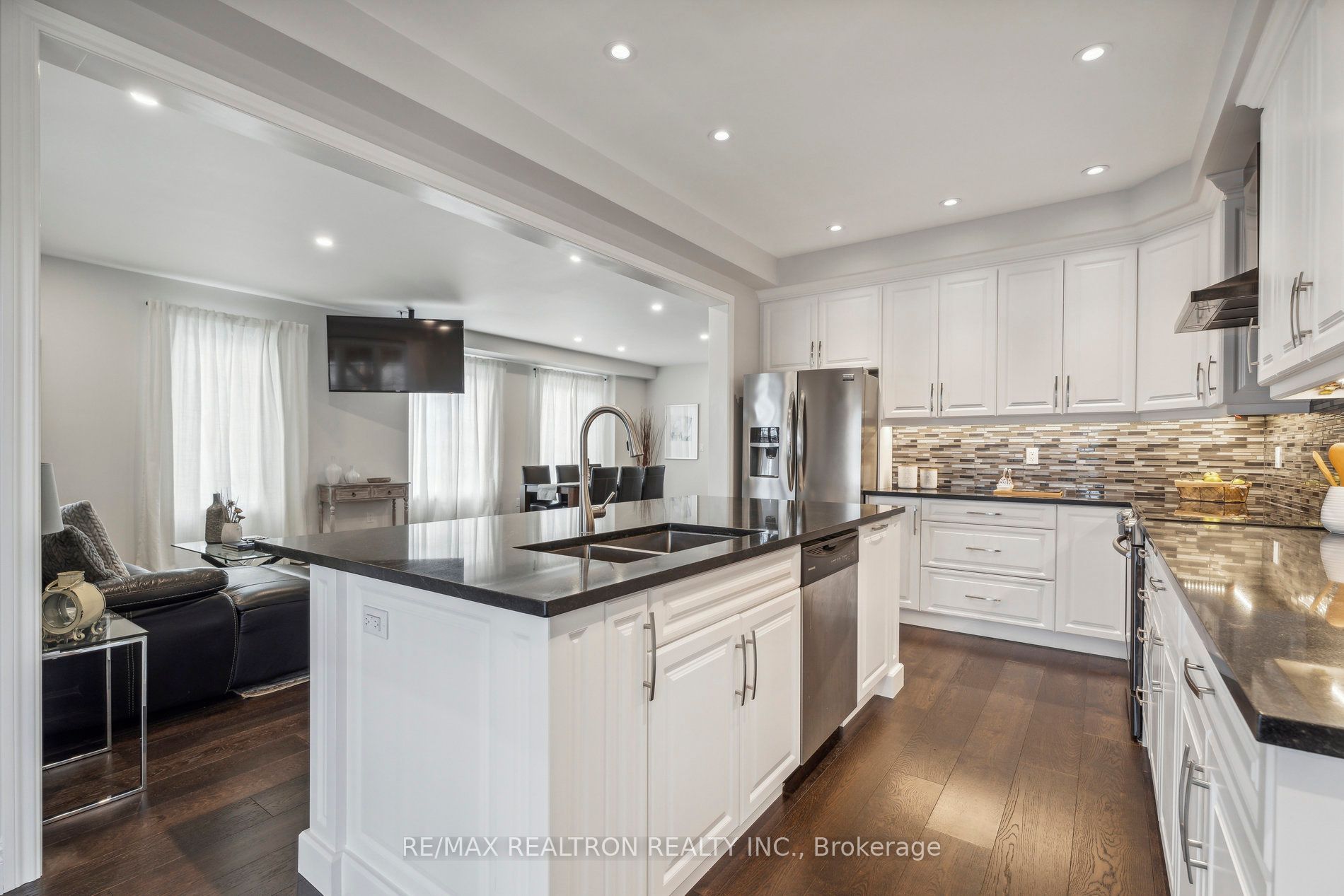 2162 Dawson Crescent