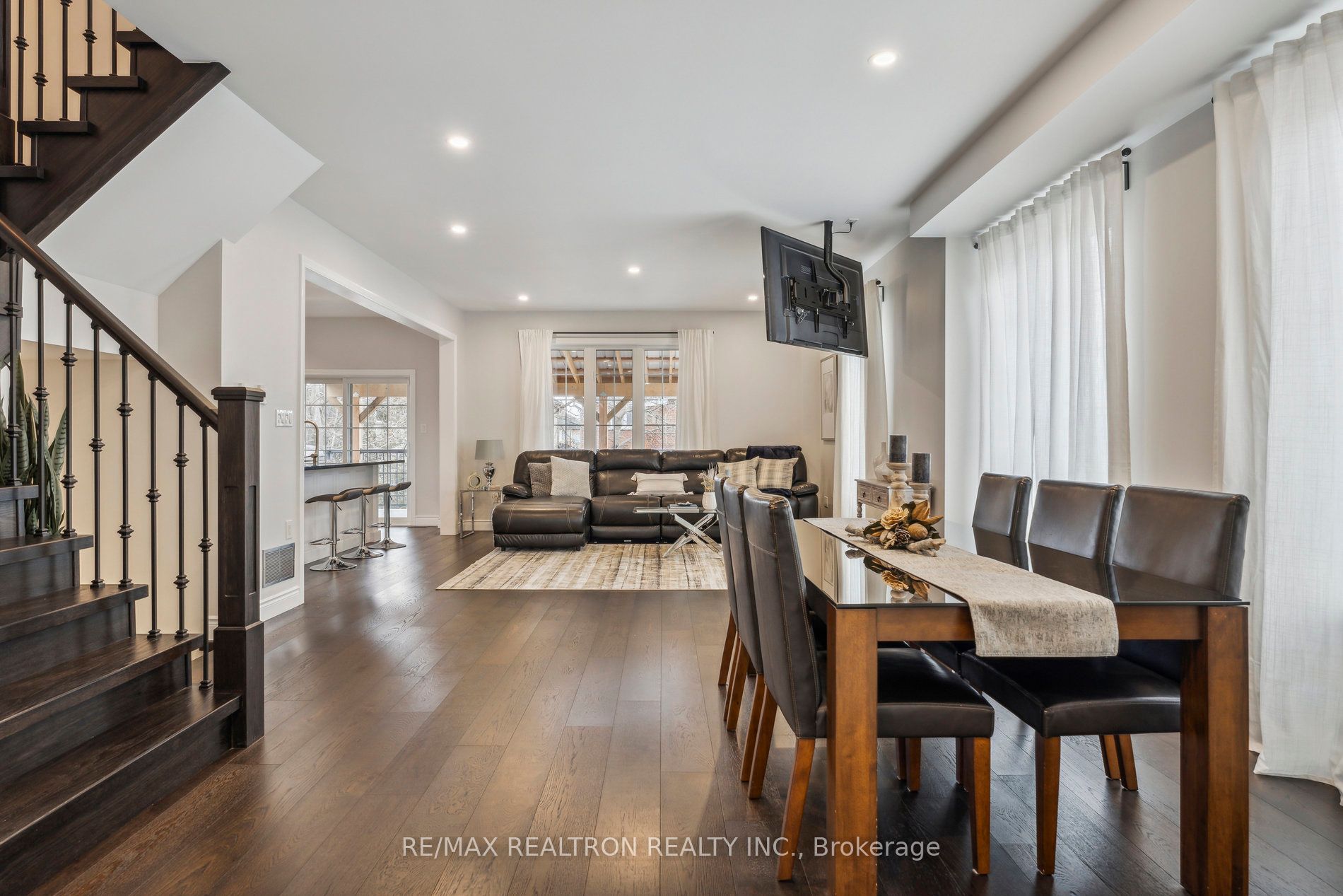 2162 Dawson Crescent