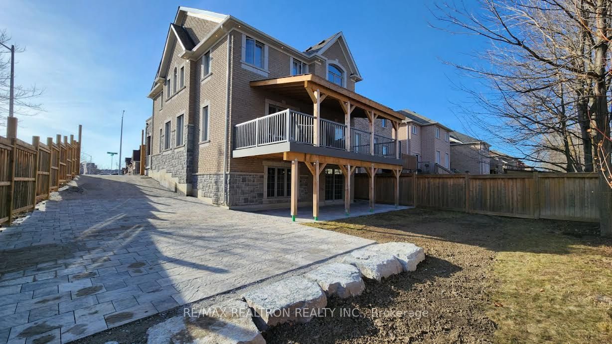 2162 Dawson Crescent
