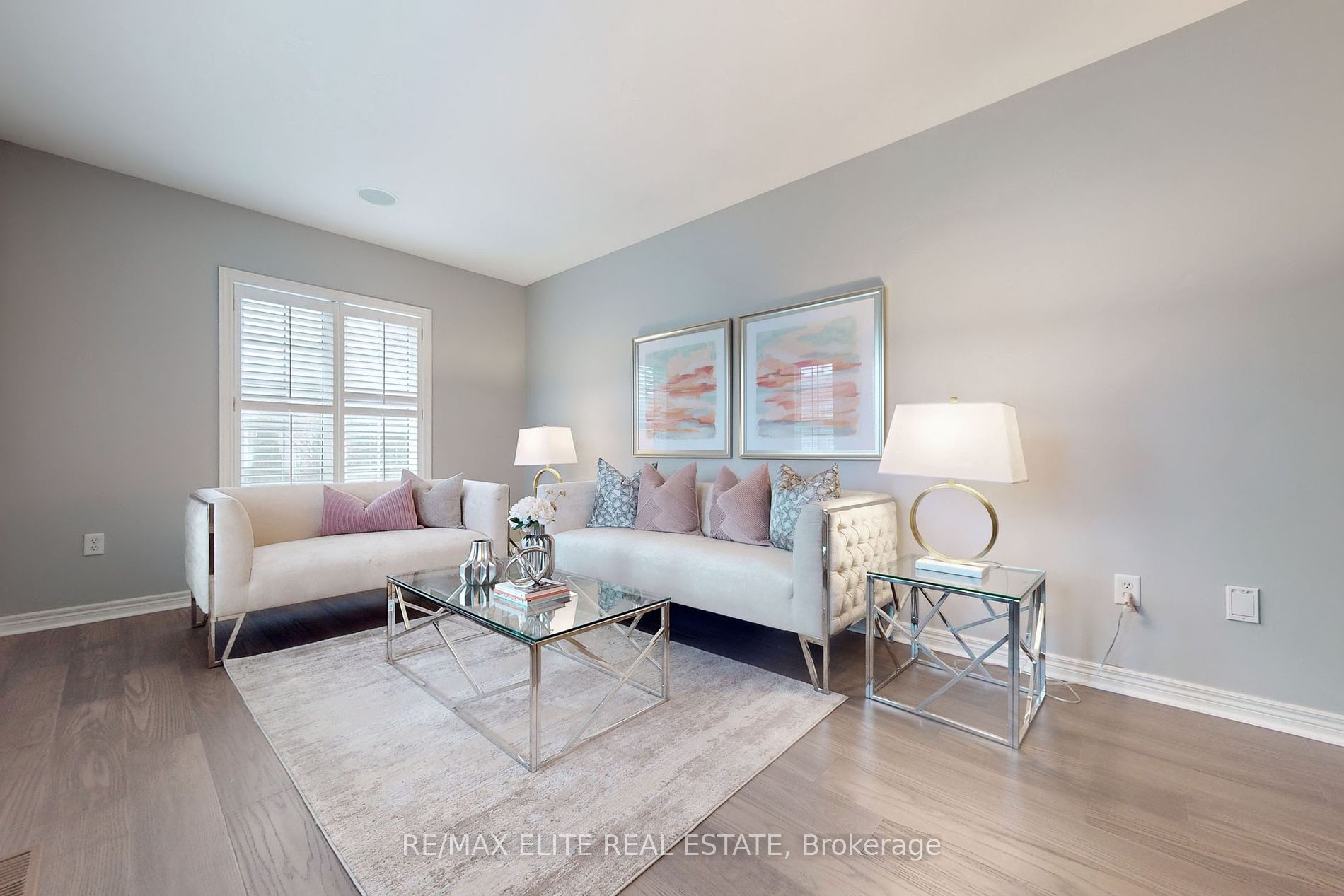 94 Desert View Crescent