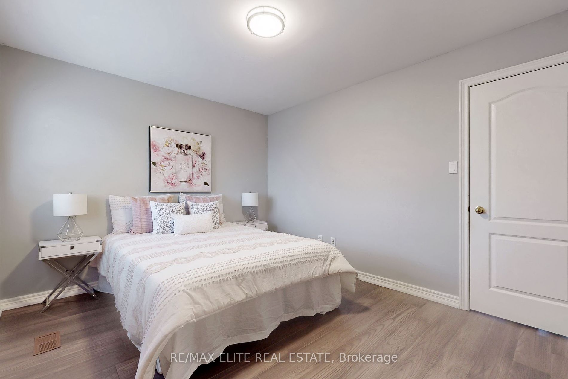 94 Desert View Crescent