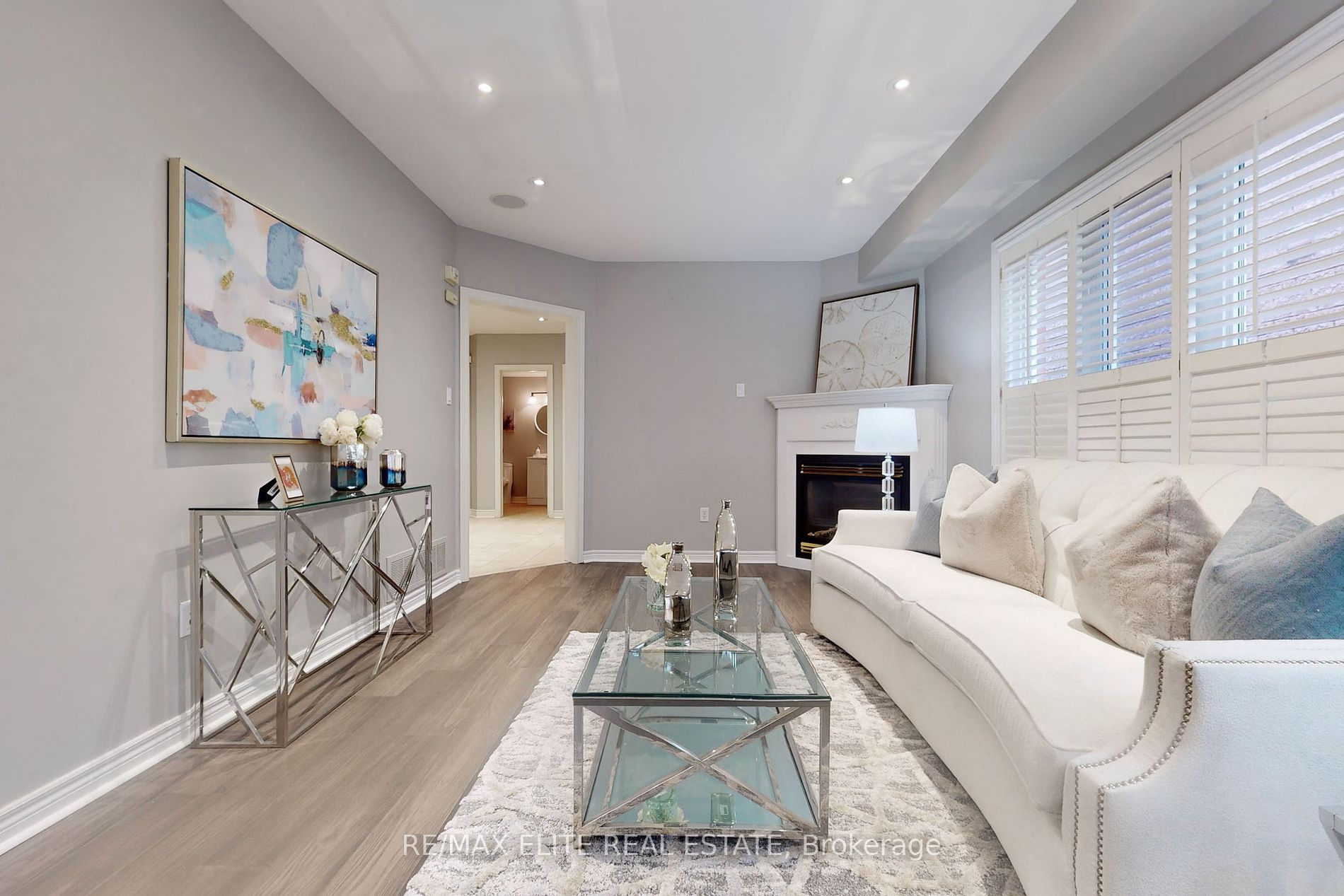 94 Desert View Crescent