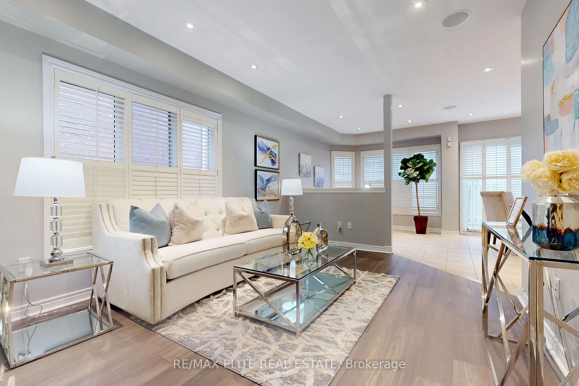 94 Desert View Crescent