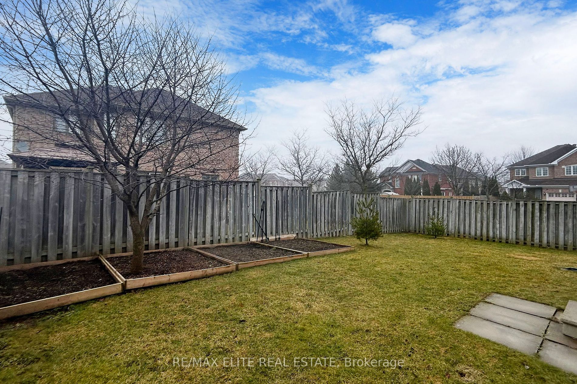 94 Desert View Crescent