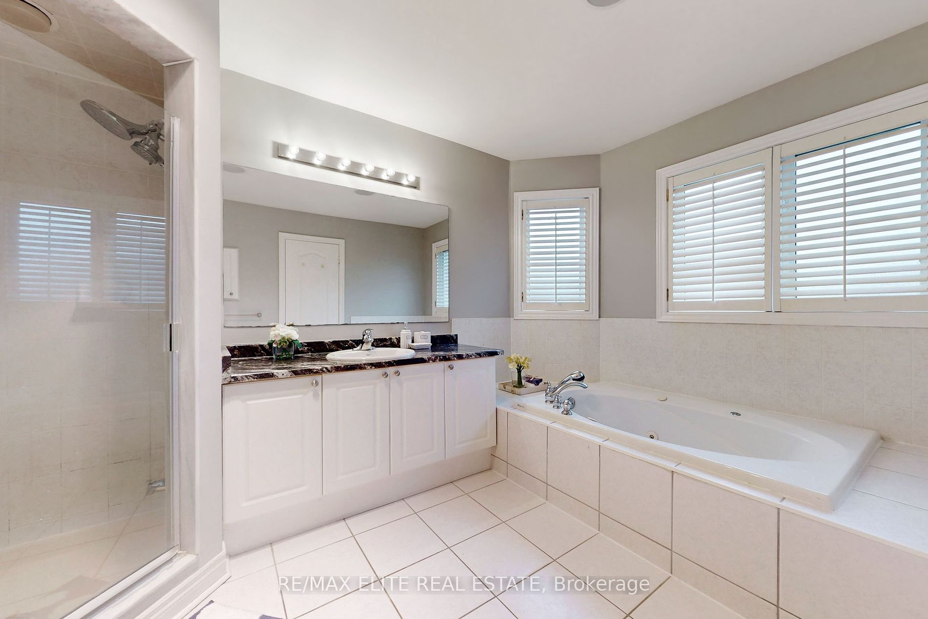 94 Desert View Crescent
