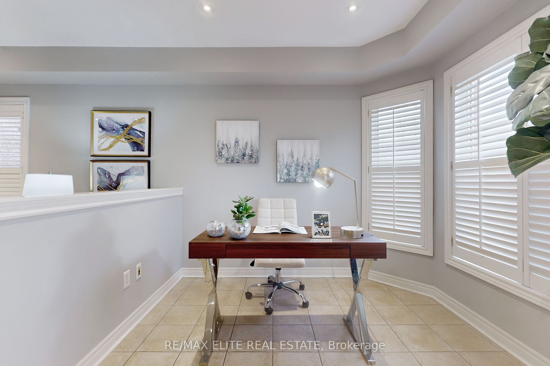 94 Desert View Crescent