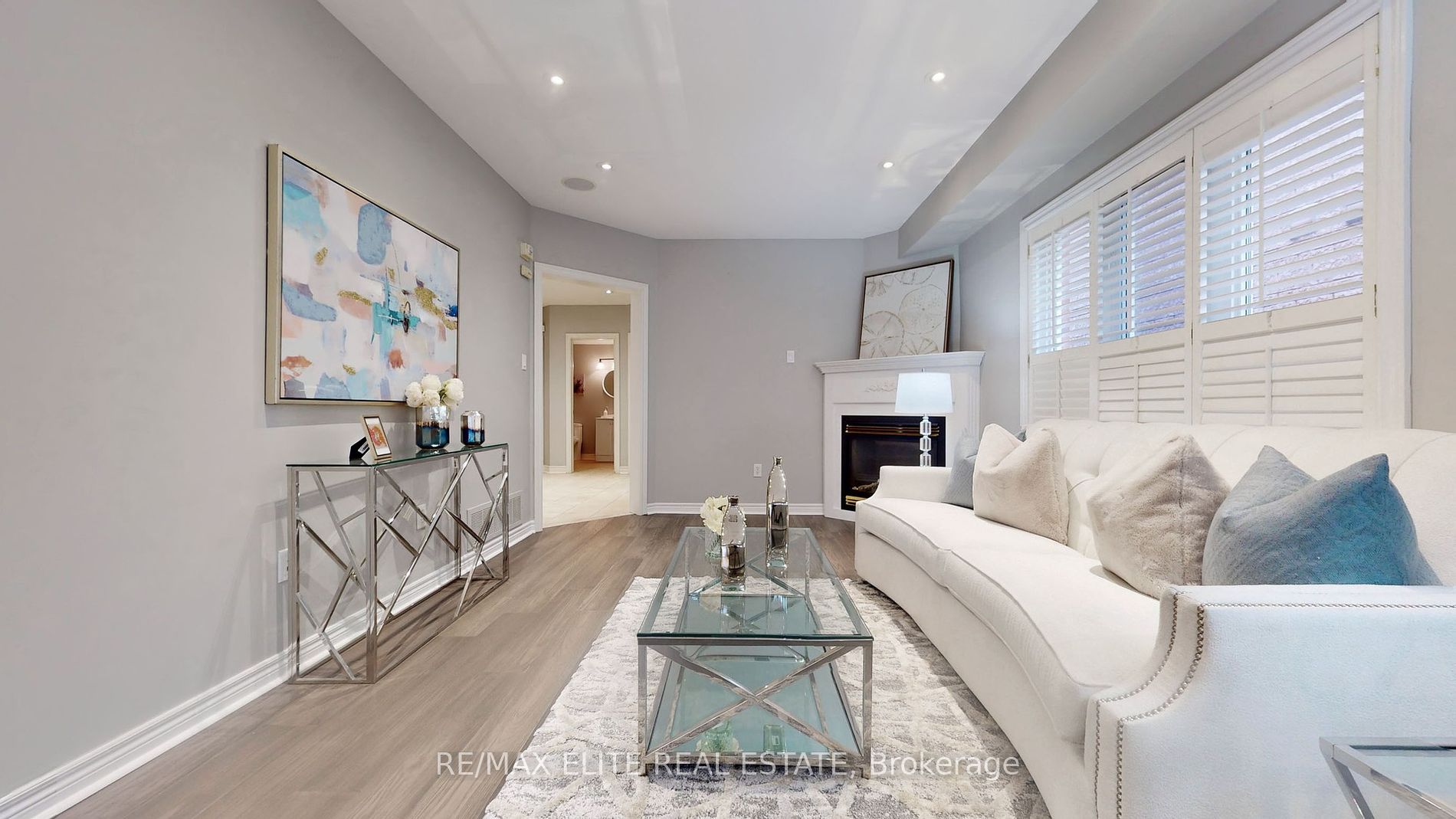94 Desert View Crescent