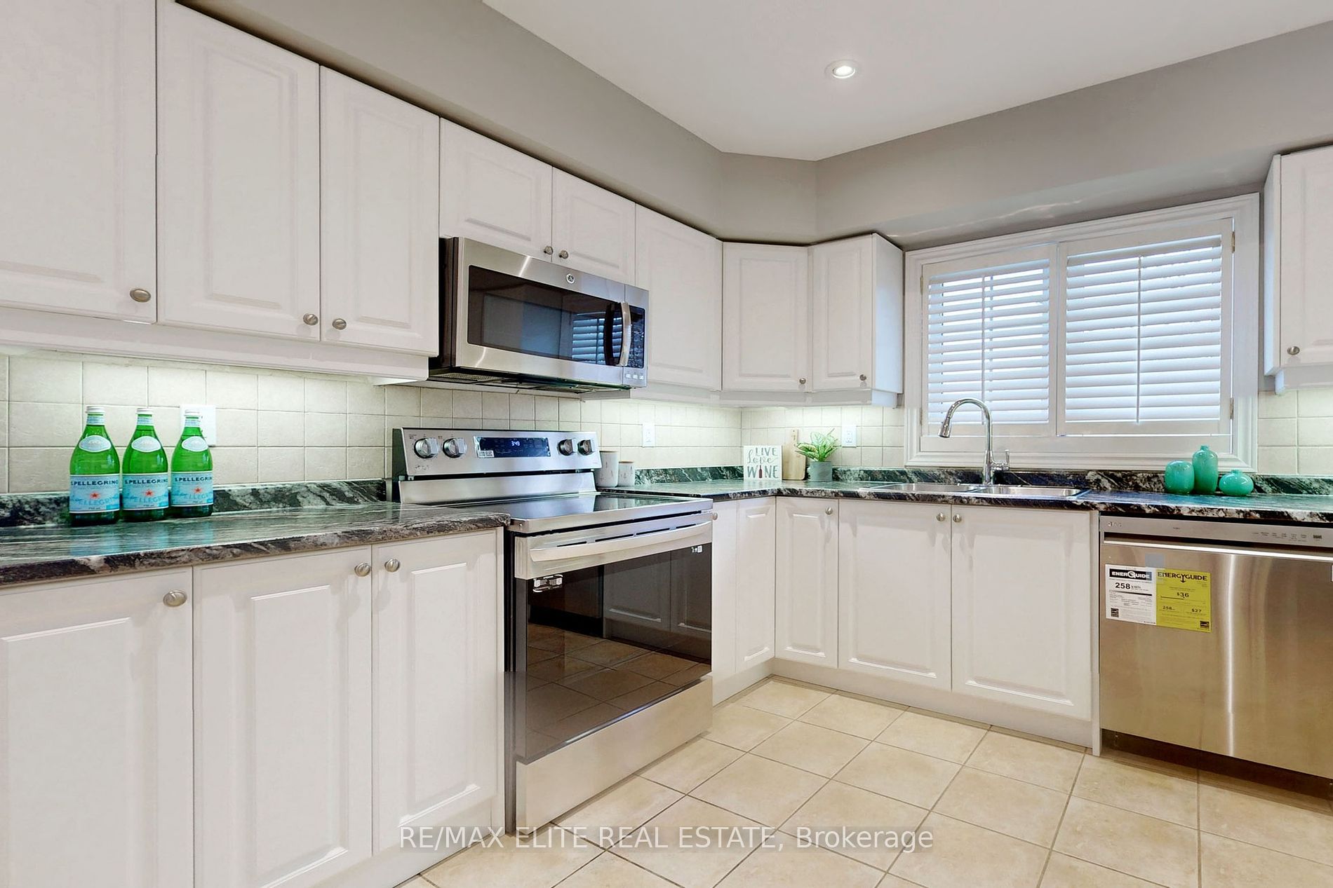 94 Desert View Crescent