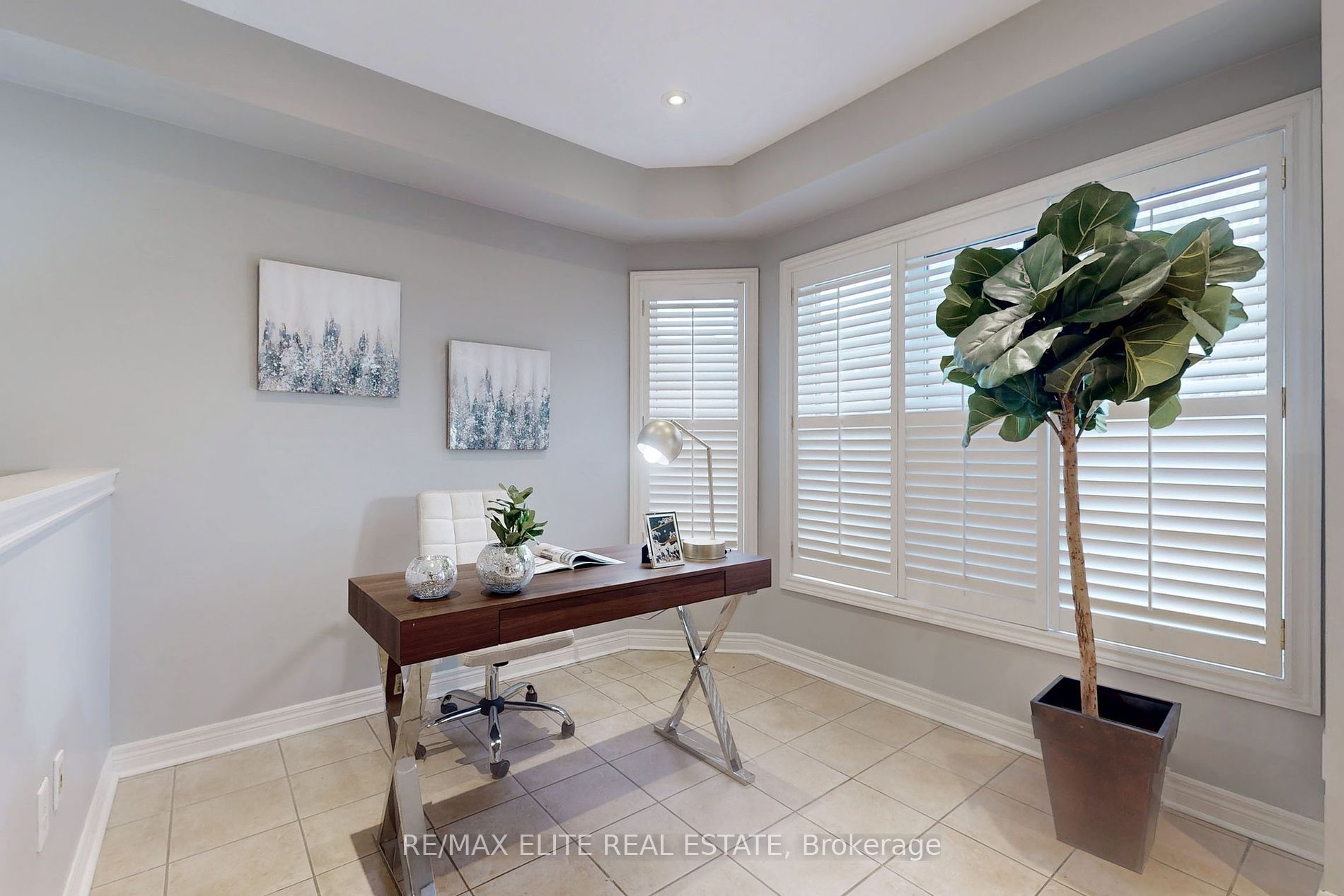 94 Desert View Crescent