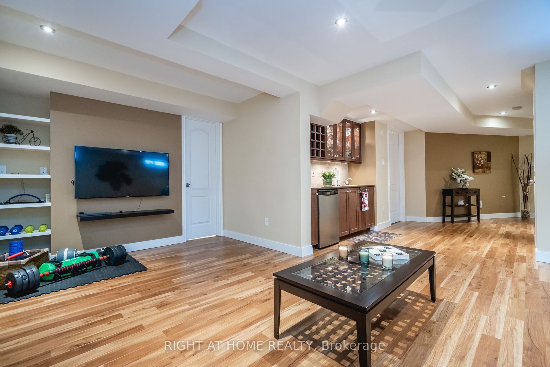 77 Maplewood Dr