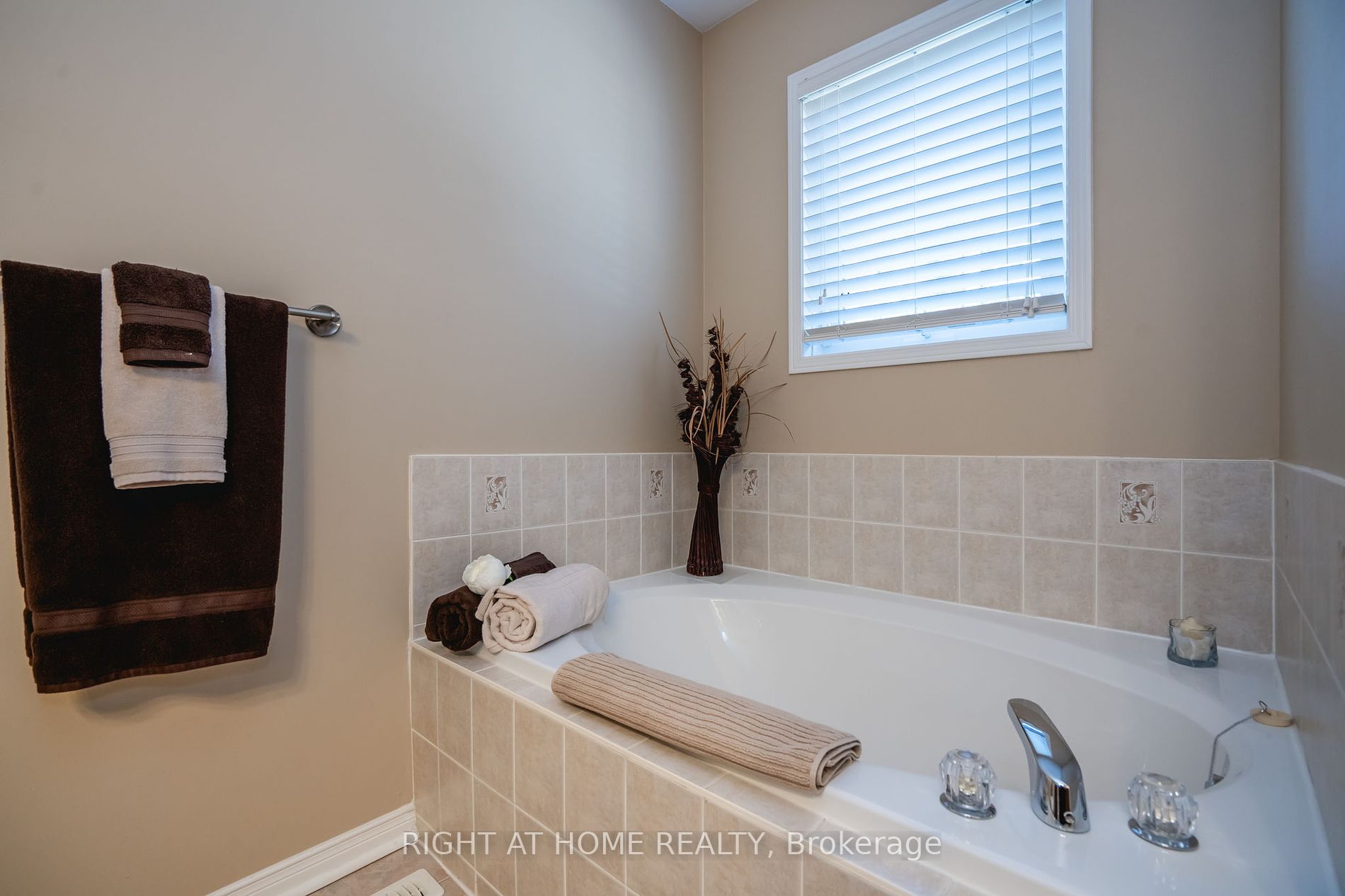 77 Maplewood Dr