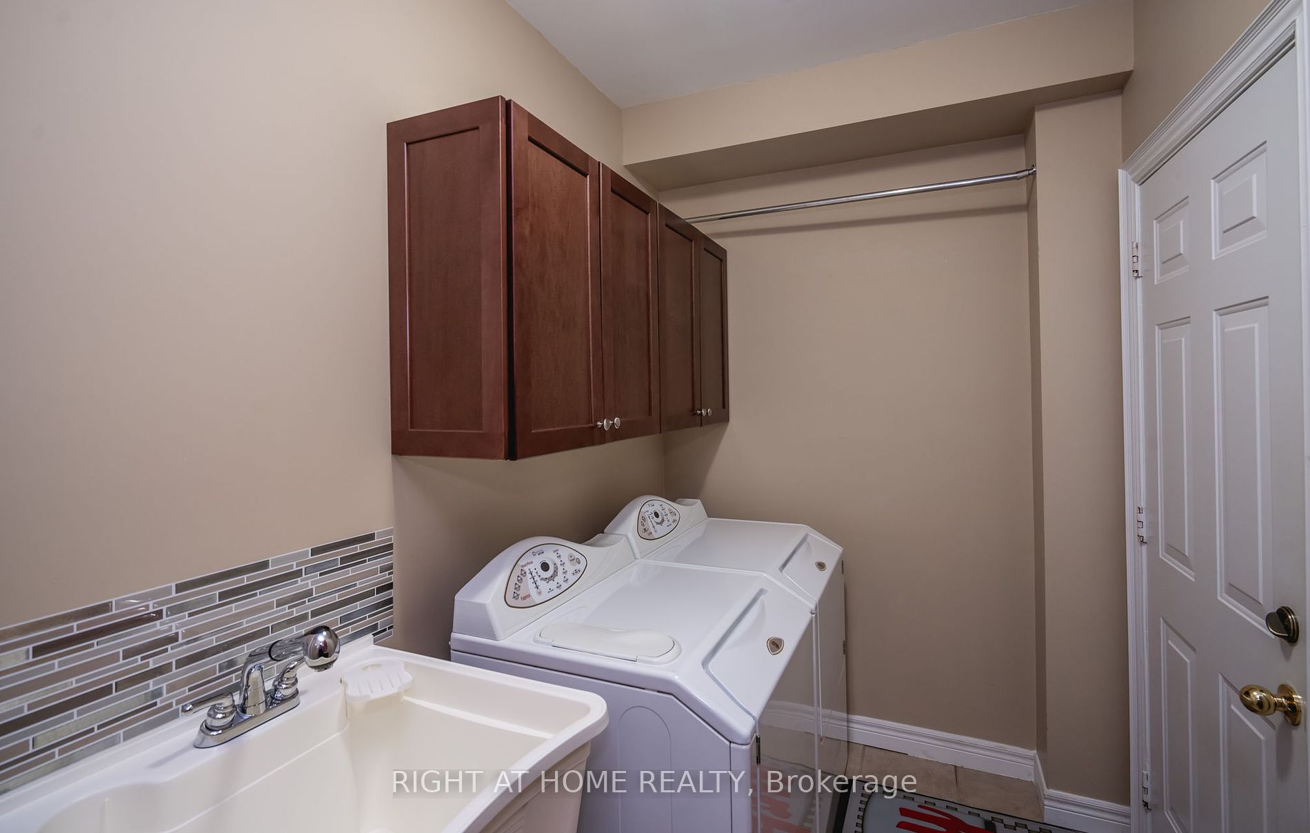 77 Maplewood Dr