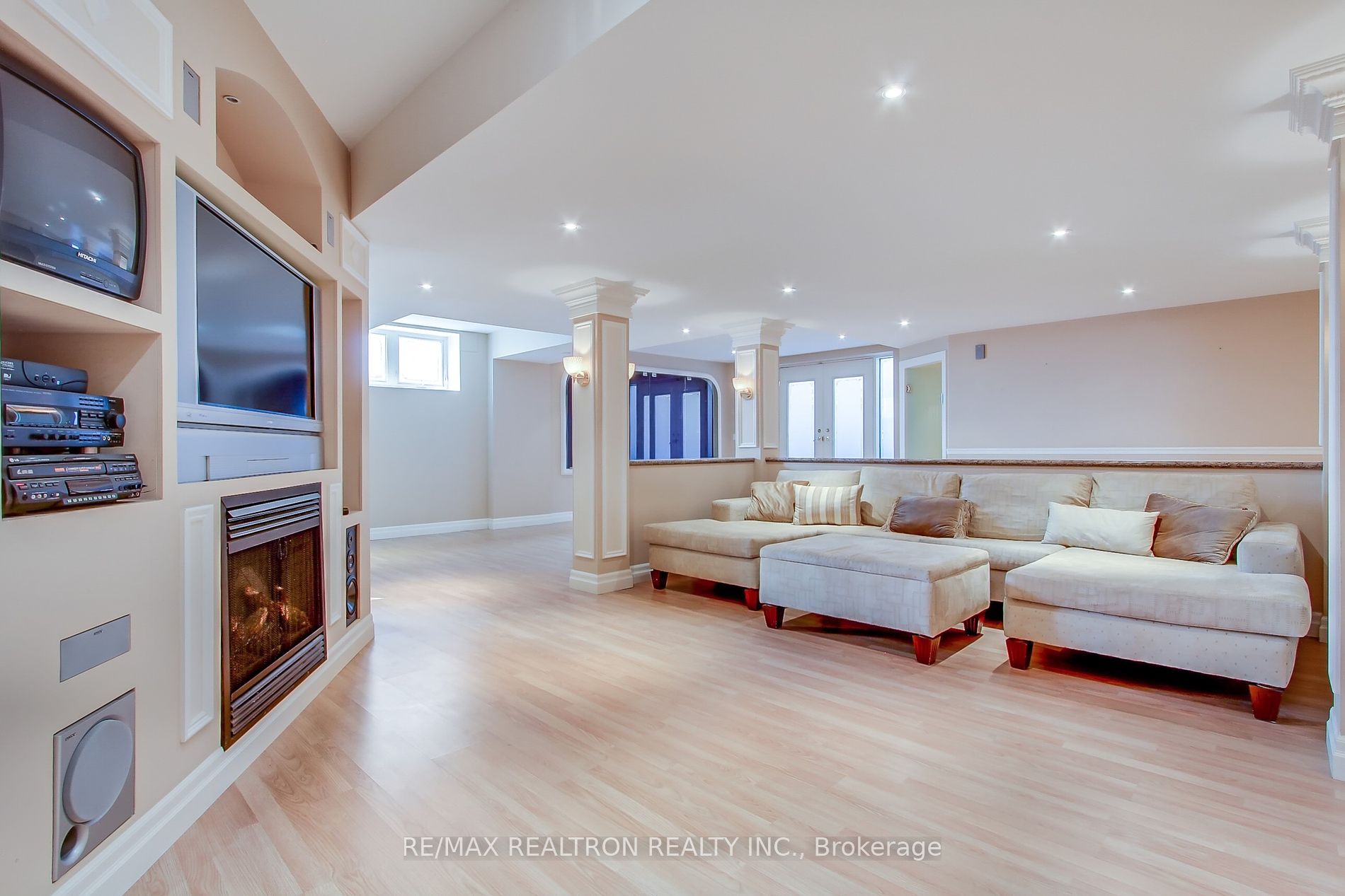 38 Thornridge Dr