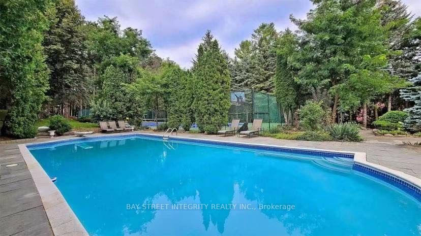 305 Woodland Acres Crescent
