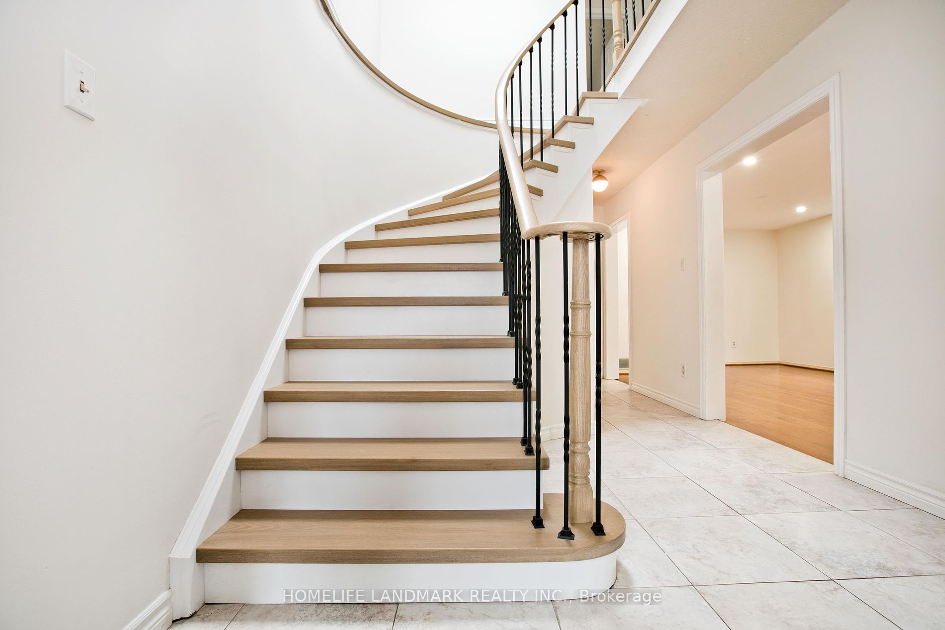 8 Laguna Crescent