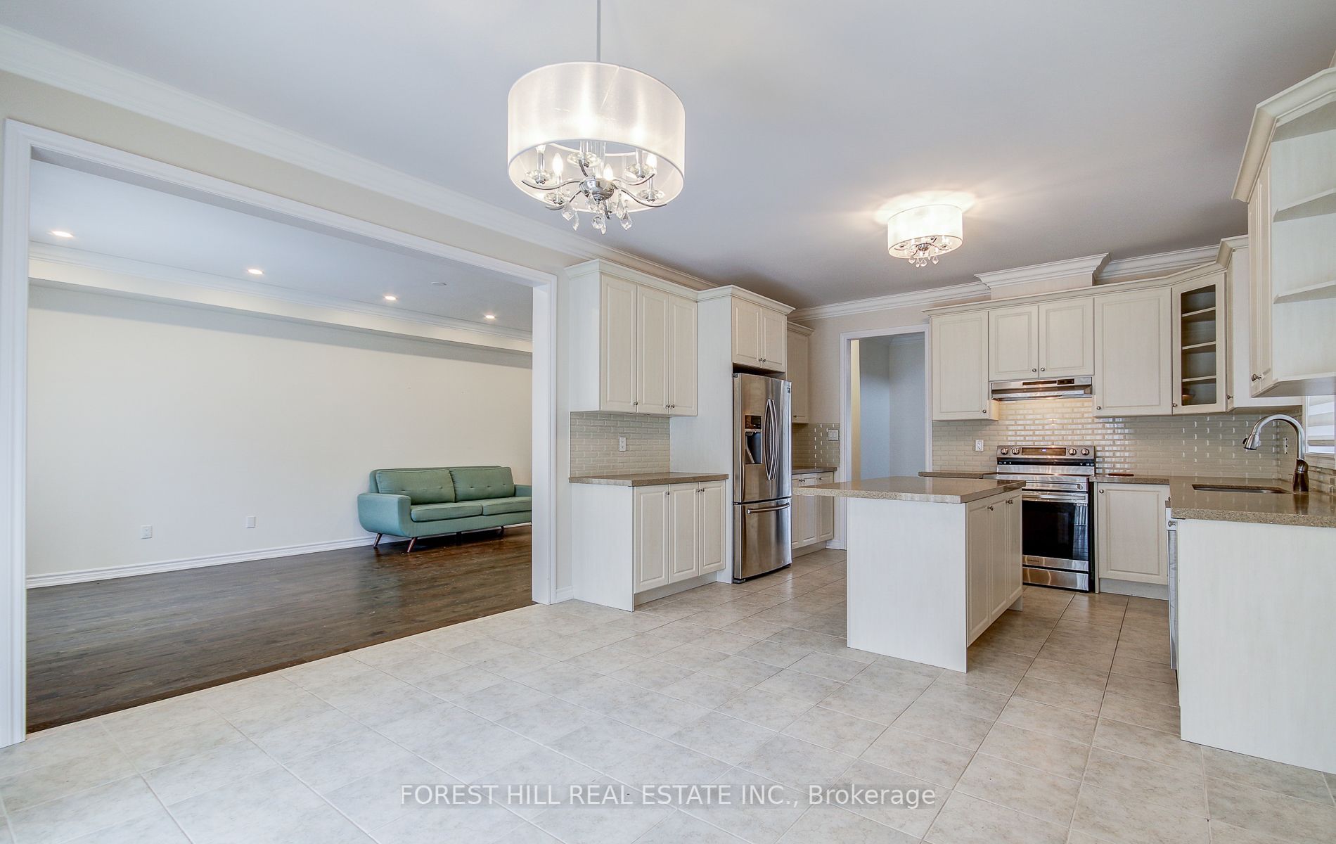 1153 Peelar Crescent