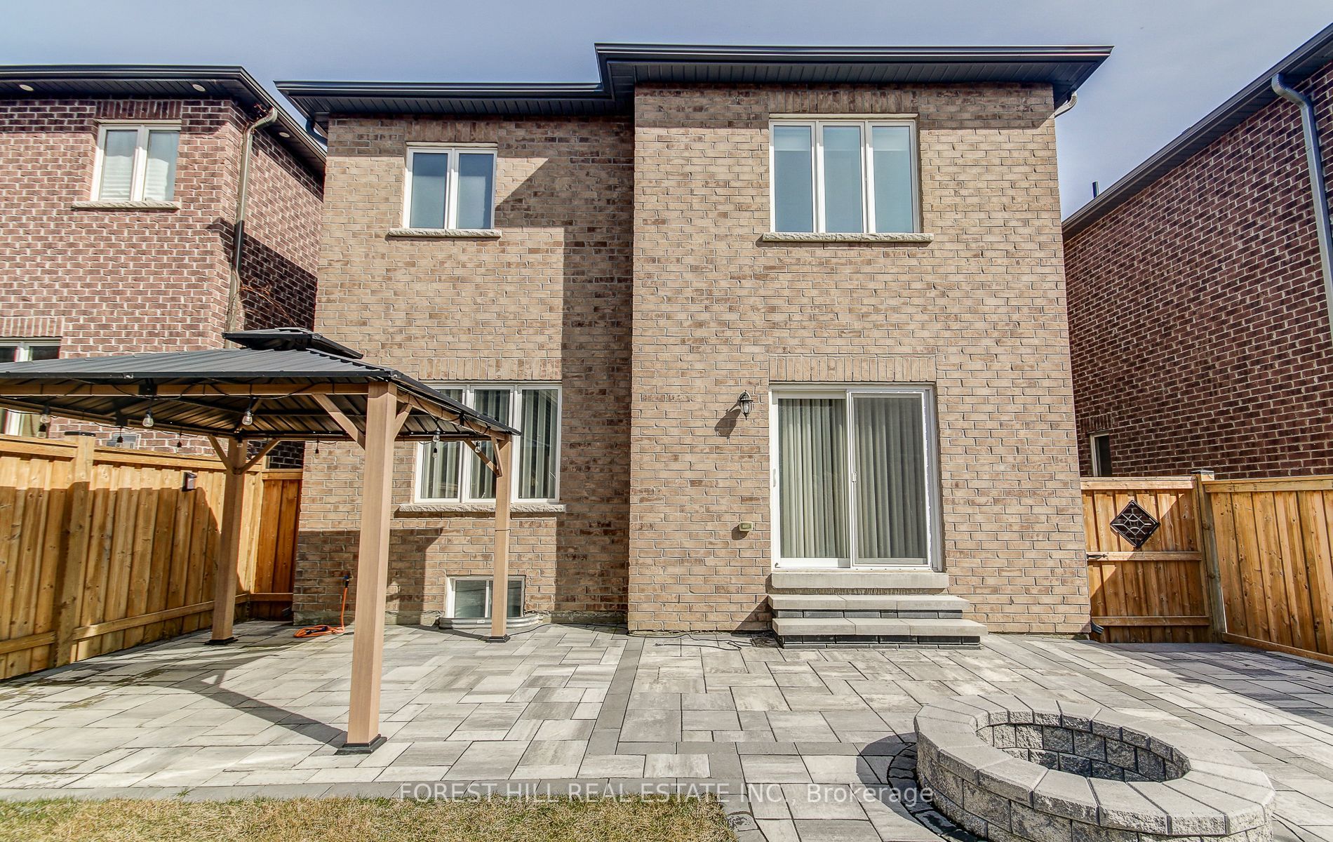 1153 Peelar Crescent
