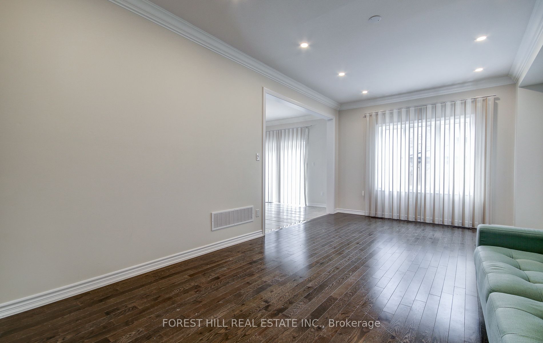 1153 Peelar Crescent