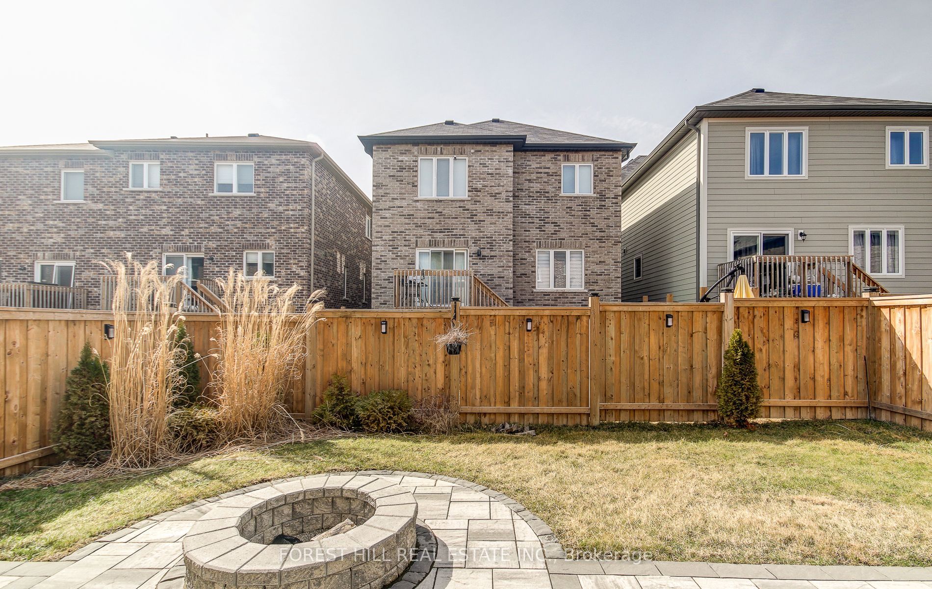 1153 Peelar Crescent